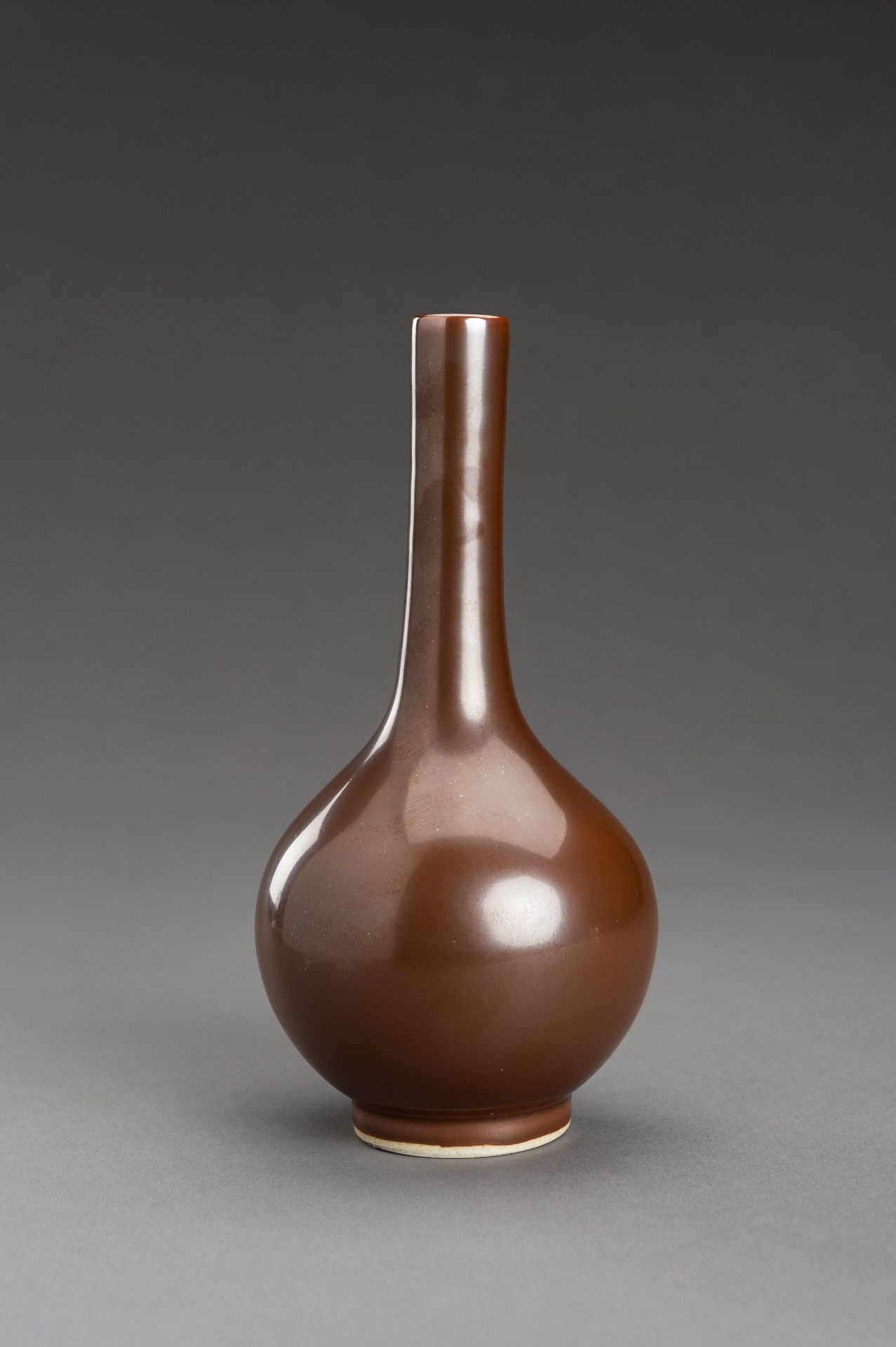 A PERSIMMON GLAZED PORCELAIN VASE, DAN PING - Bild 8 aus 11