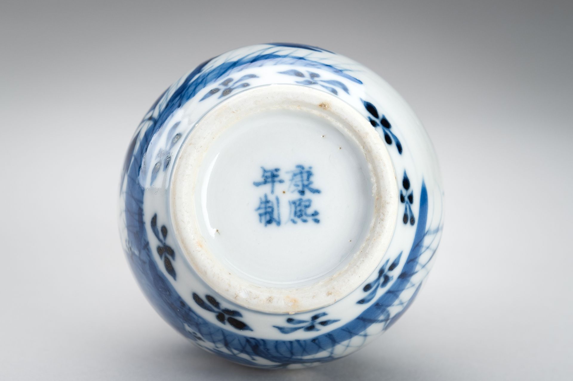 A BLUE AND WHITE DOUBLE GOURD PORCELAIN VASE, 1900s - Image 11 of 11