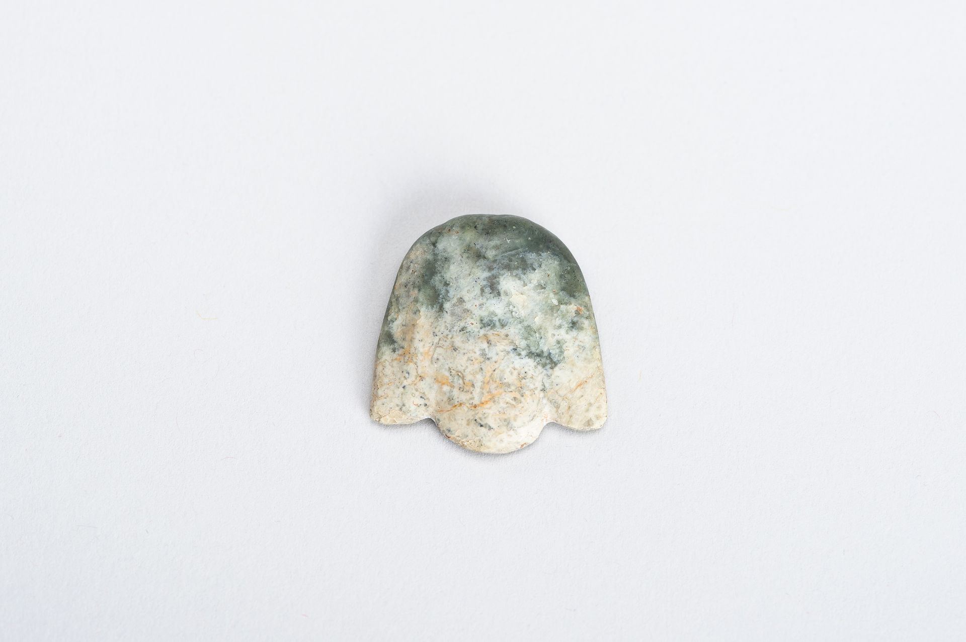 AN ARCHAISTIC HONGSHAN STYLE JADE 'BIRD' PENDANT - Image 2 of 9