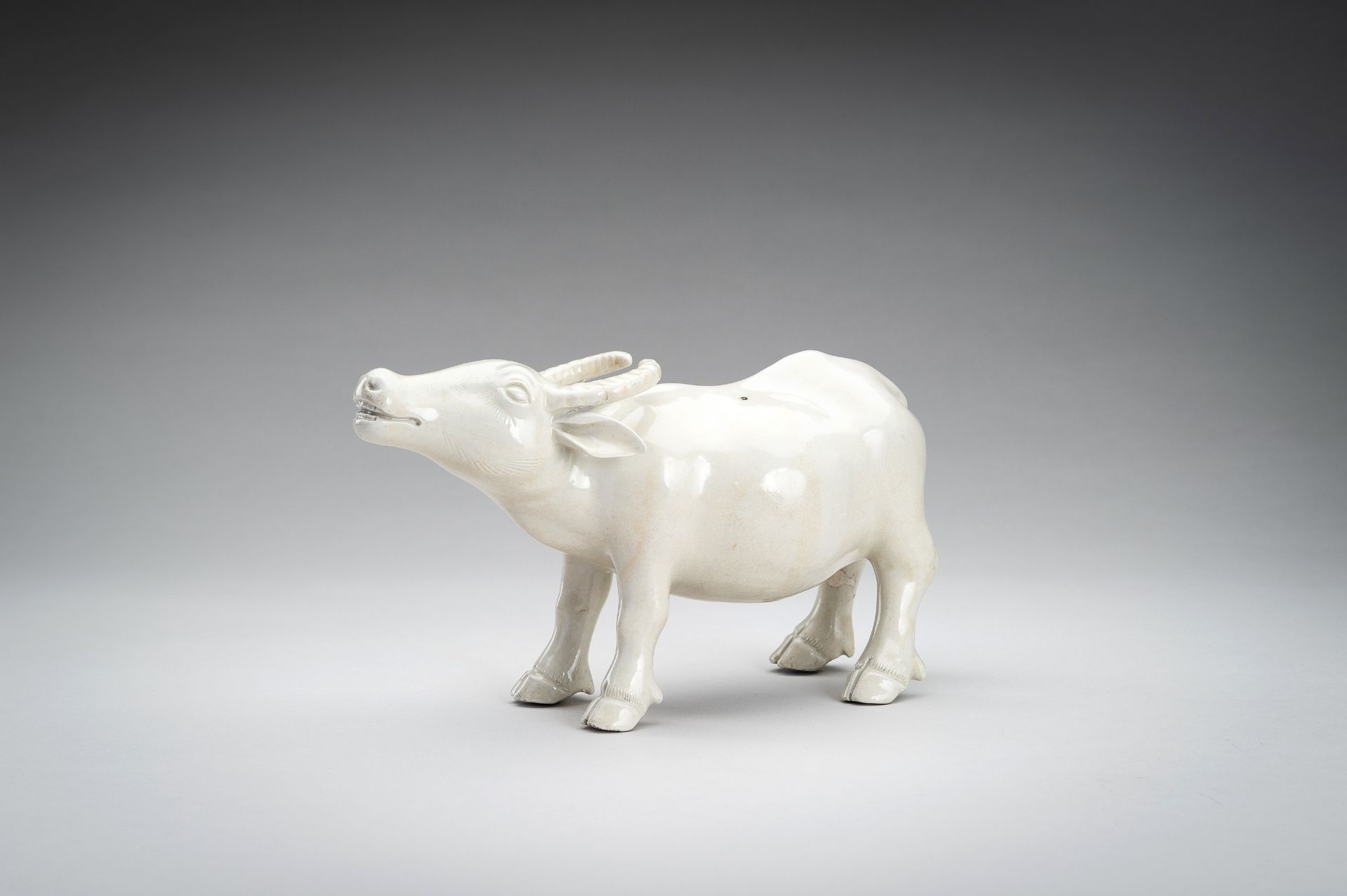 A DEHUA FIGURE OF AN OX, QING DYNASTY - Bild 2 aus 12