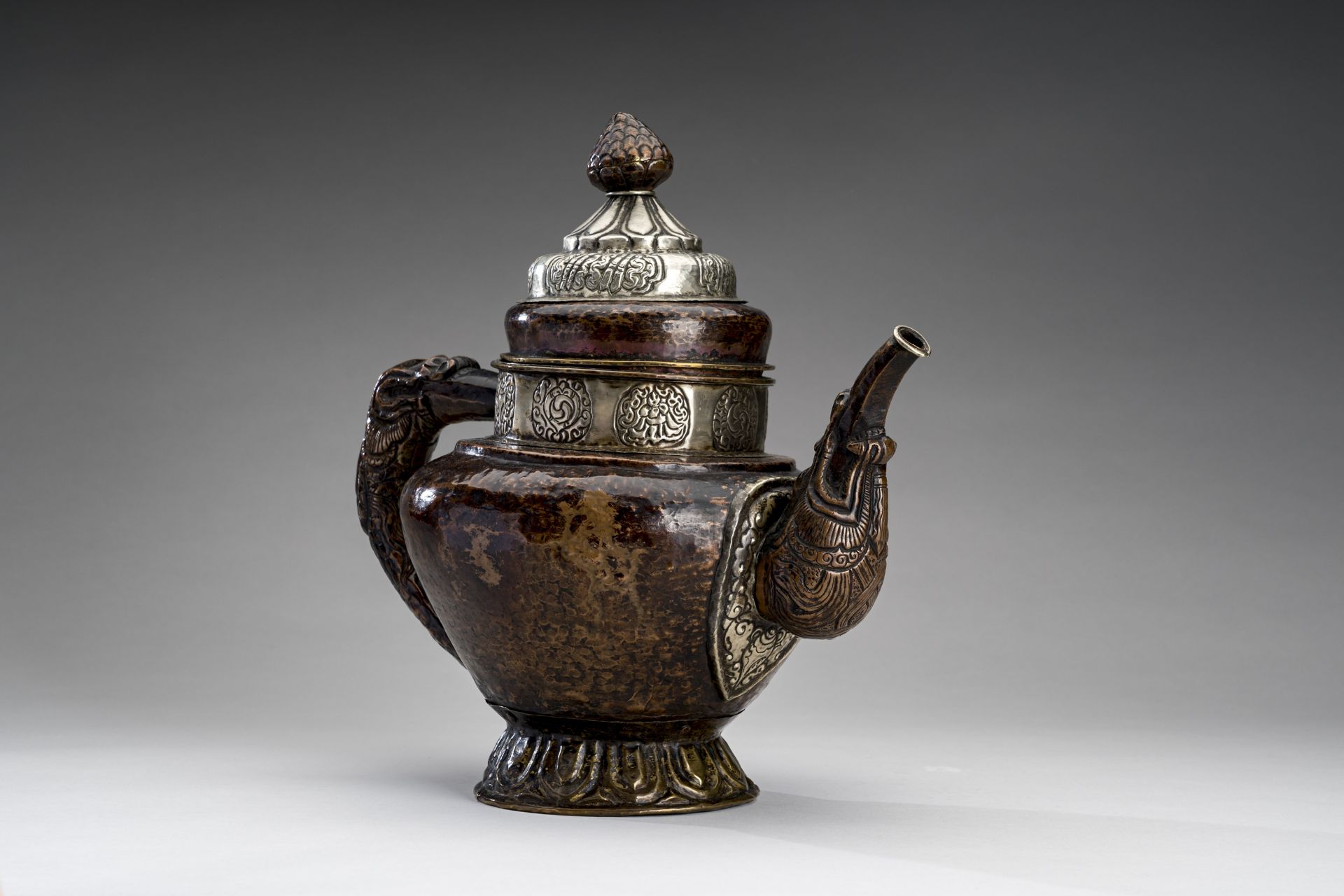 A TIBETAN COPPER EWER, 19th CENTURY - Bild 5 aus 9