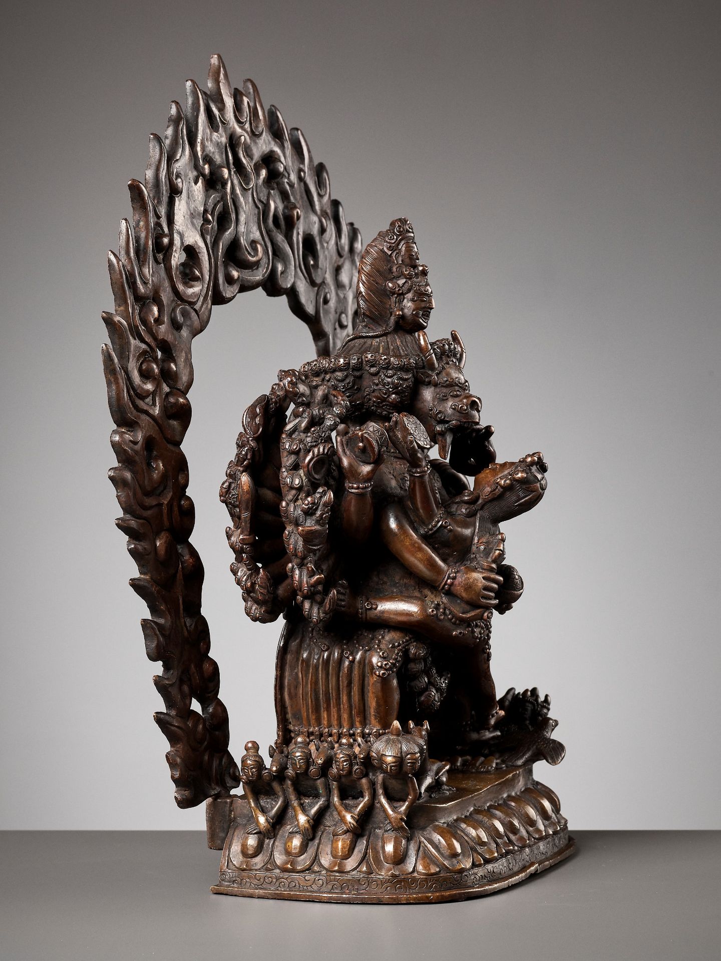 A LARGE BRONZE FIGURE OF VAJRABHAIRAVA, GELUG SCHOOL - Bild 5 aus 9