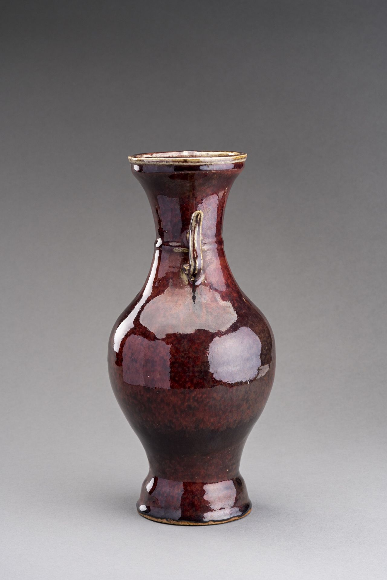 A RUBY-RED GLAZED SHIWAN CERAMIC VASE, QING DYNASTY - Image 4 of 6