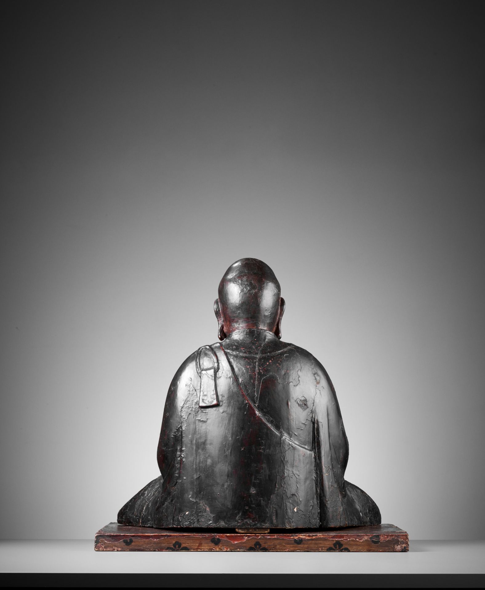 A LACQUERED WOOD FIGURE OF A SEATED BUDDHIST MONK - Bild 5 aus 9