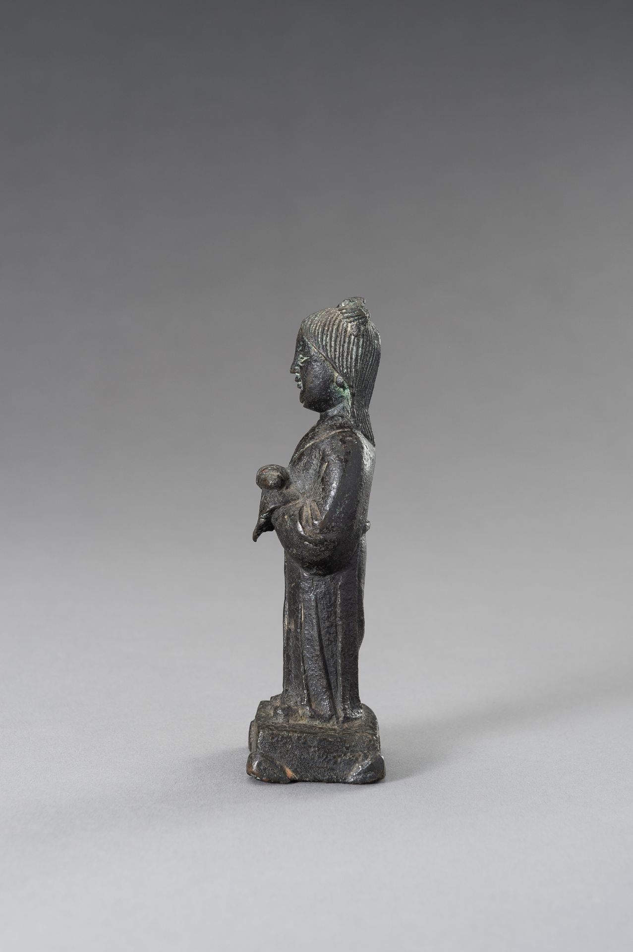 A MINIATURE BRONZE FIGURE OF A LADY, QING DYNASTY - Image 4 of 8