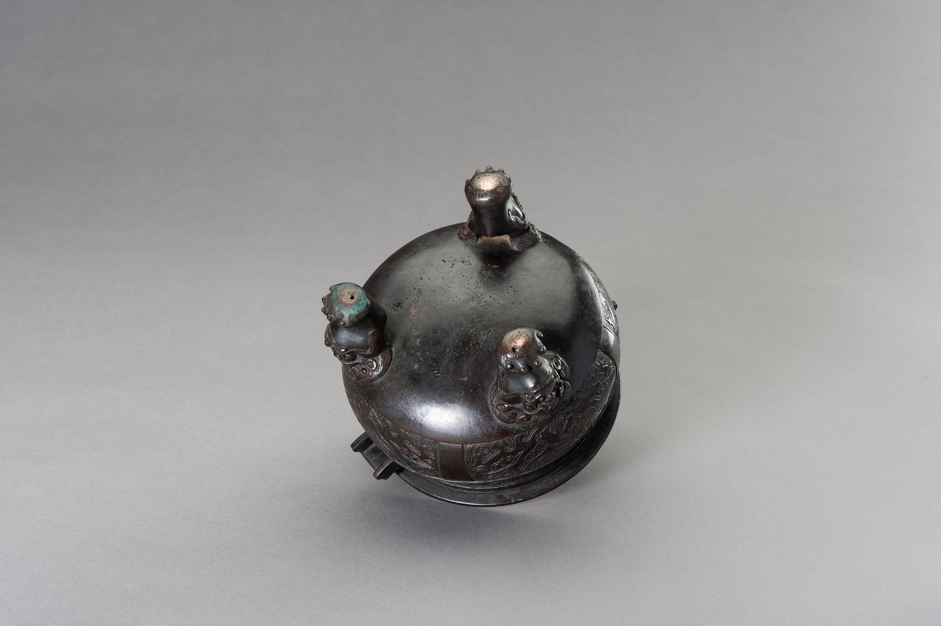 AN ARCHAISTIC MING-STYLE BRONZE TRIPOD CENSER - Image 9 of 9