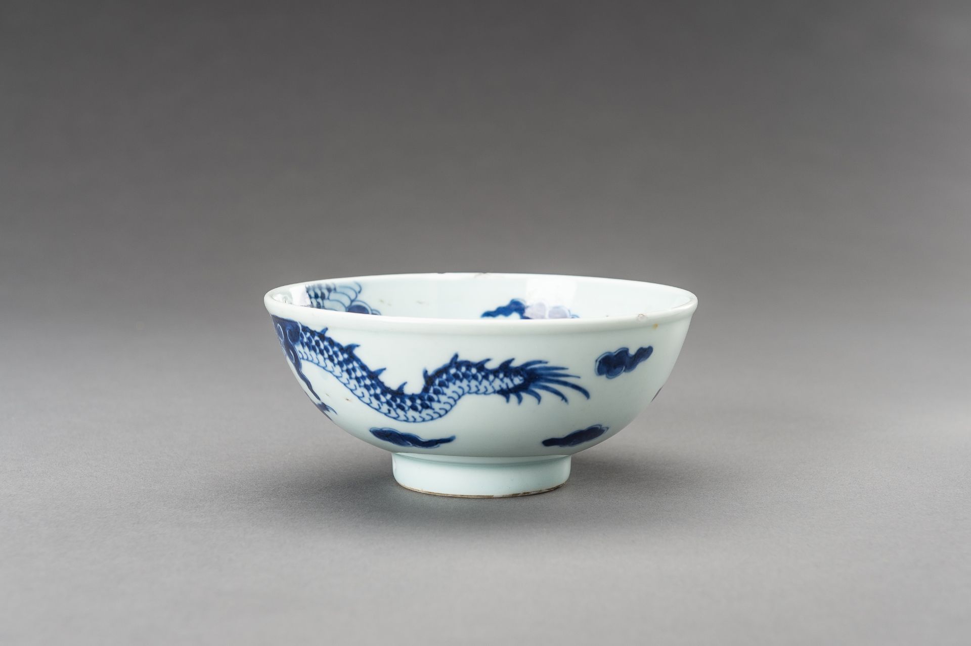 A BLUE AND WHITE 'DRAGON' PORCELAIN BOWL, 1920s - Image 7 of 14