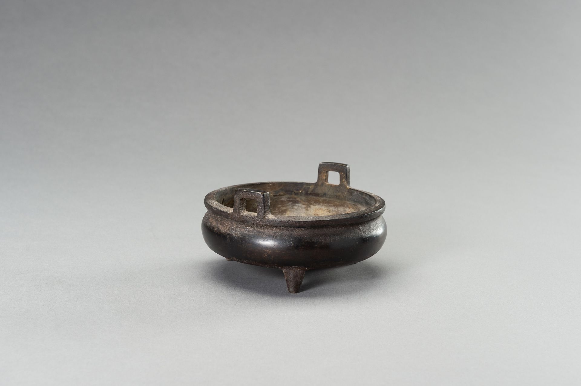 A BRONZE TRIPOD CENSER - Image 5 of 12