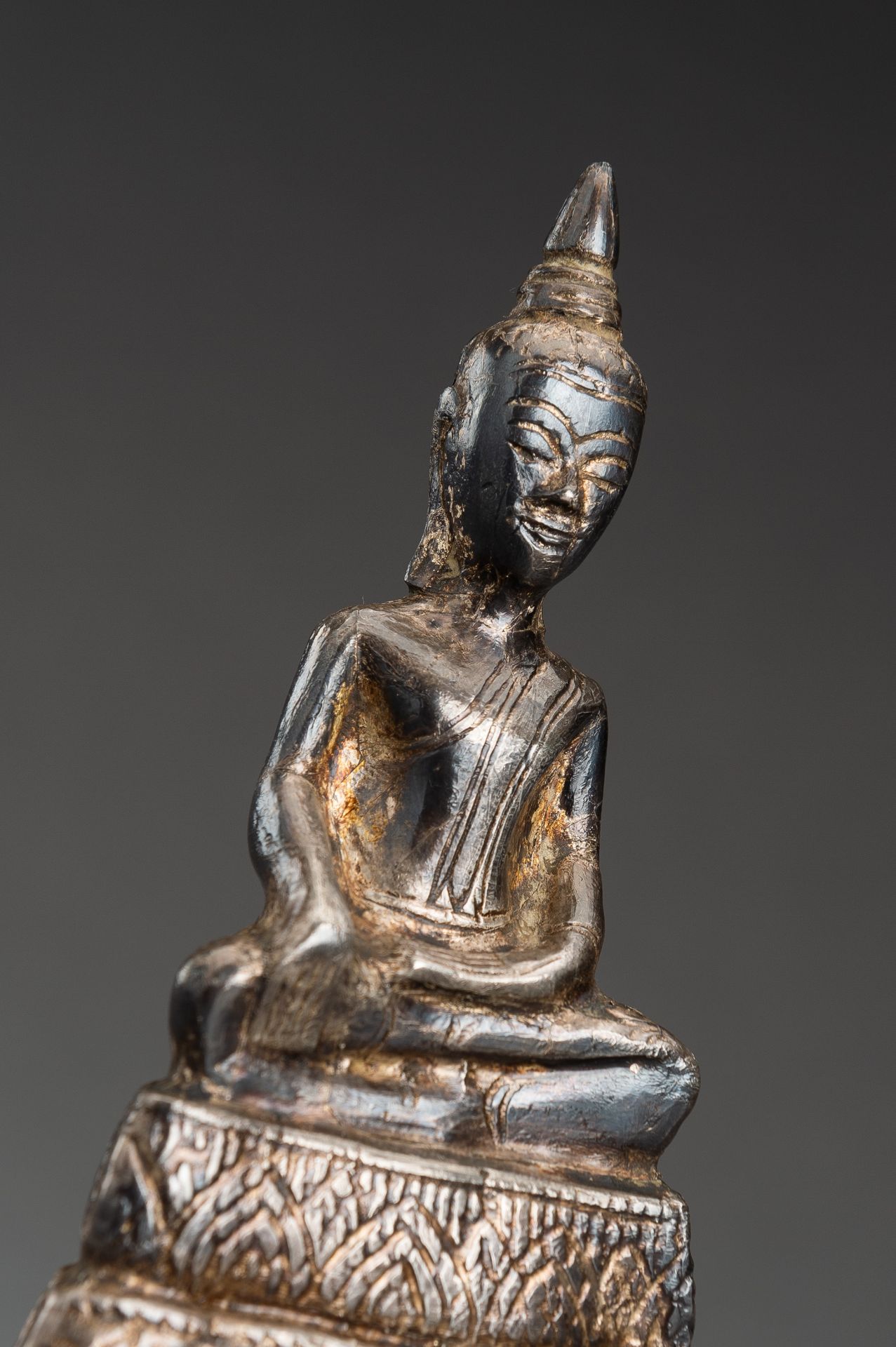 A THAI SILVER FOIL REPOUSSE FIGURE OF BUDDHA, 19th CENTURY - Bild 2 aus 10