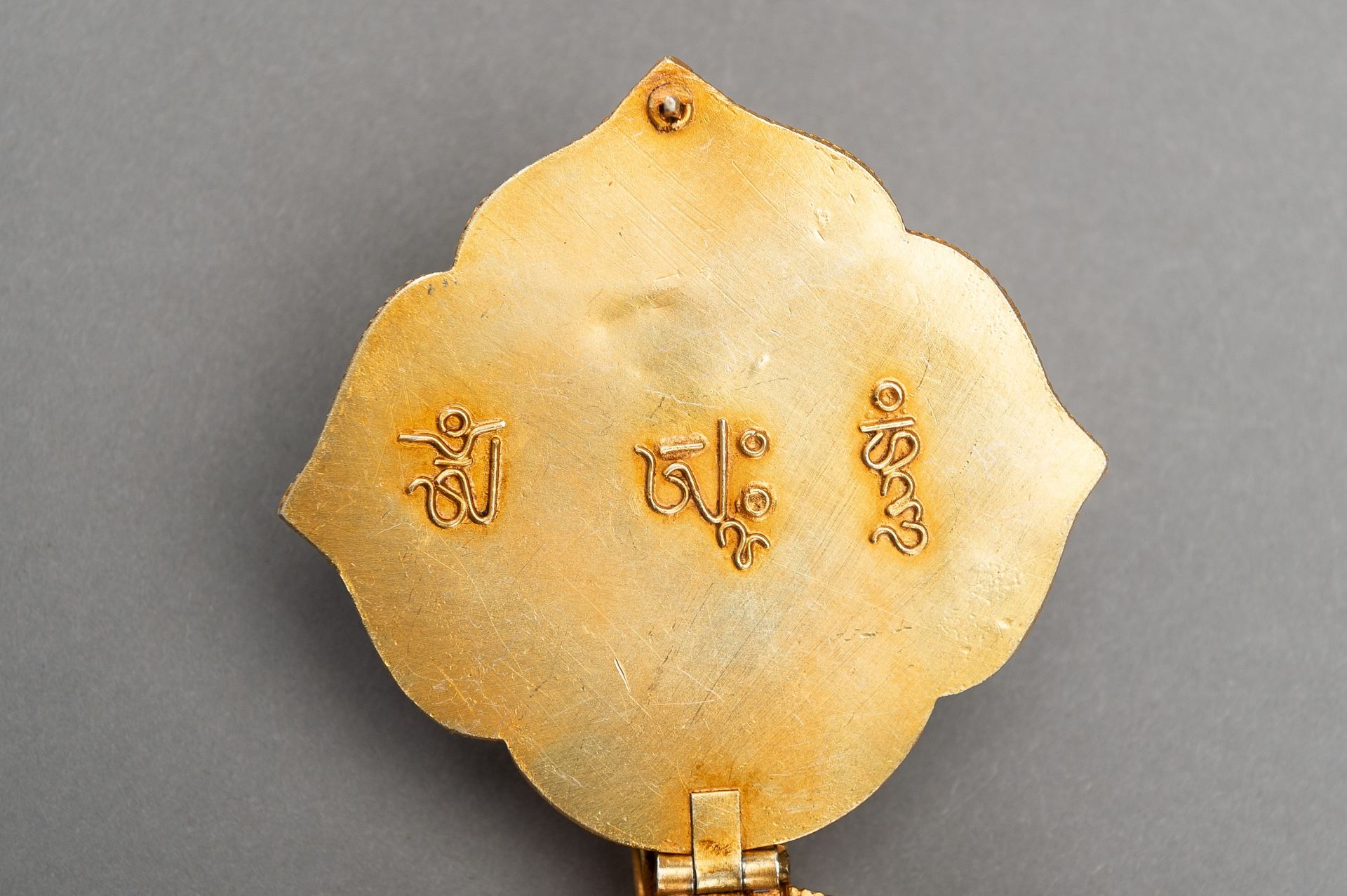 AN INLAID AND GILT AMULET-CONTAINER GAU WITH VAJRASATTVA - Image 17 of 17