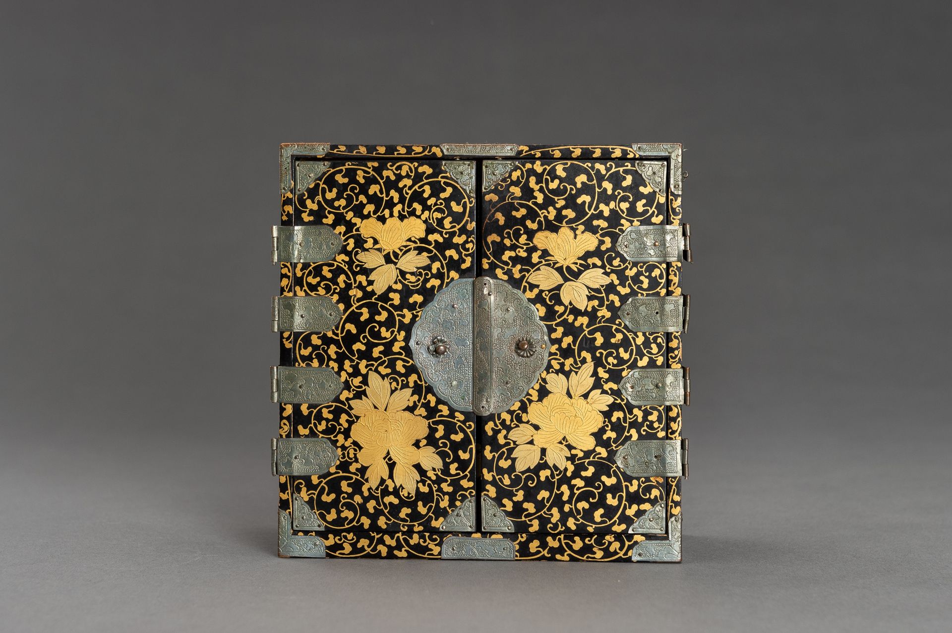 A BLACK AND GOLD LACQUER MINIATURE CABINET - Image 5 of 19