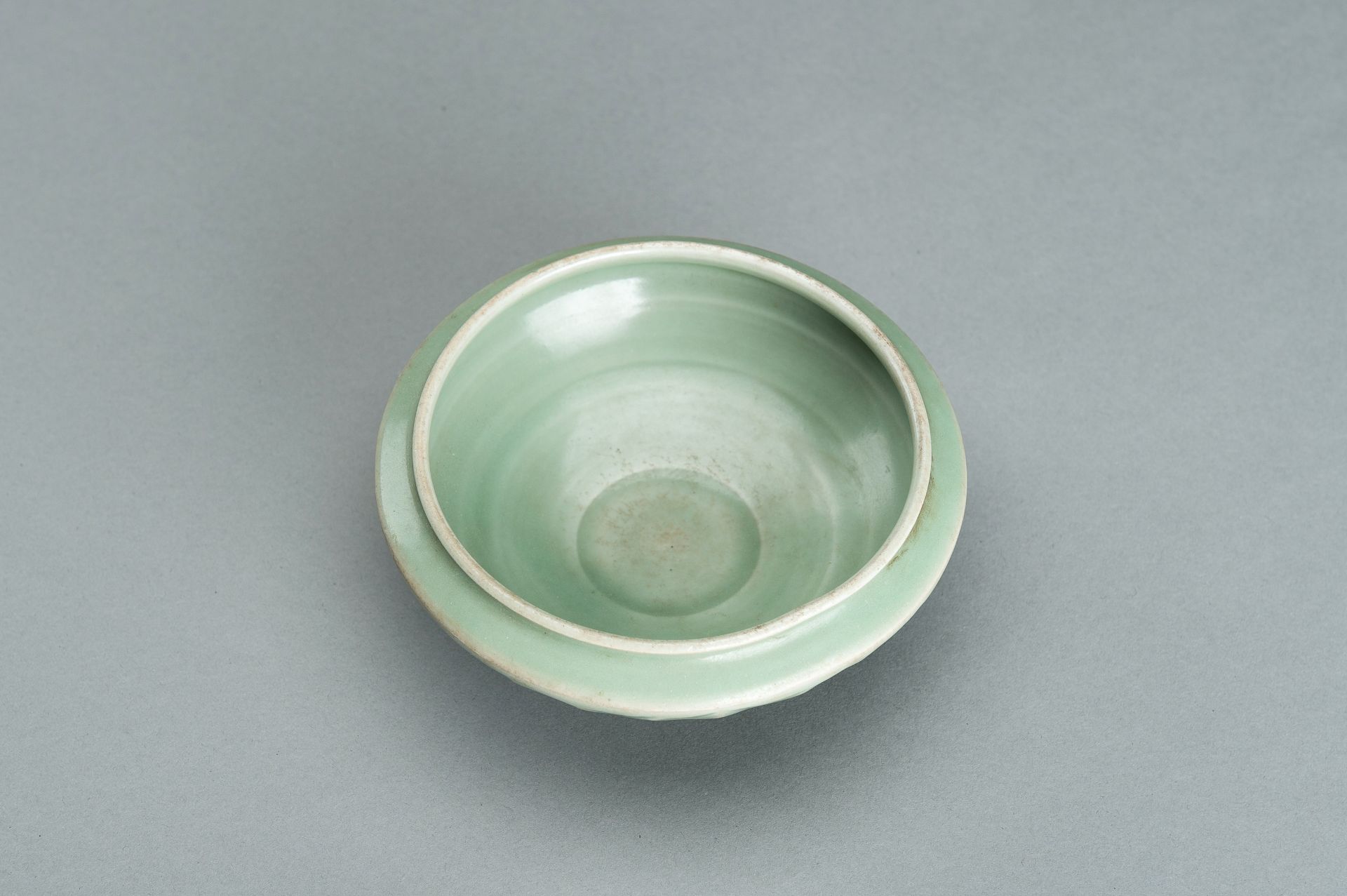 A LONGQUAN PORCELAIN 'LOTUS' BOWL, SONG - MING - Image 6 of 11