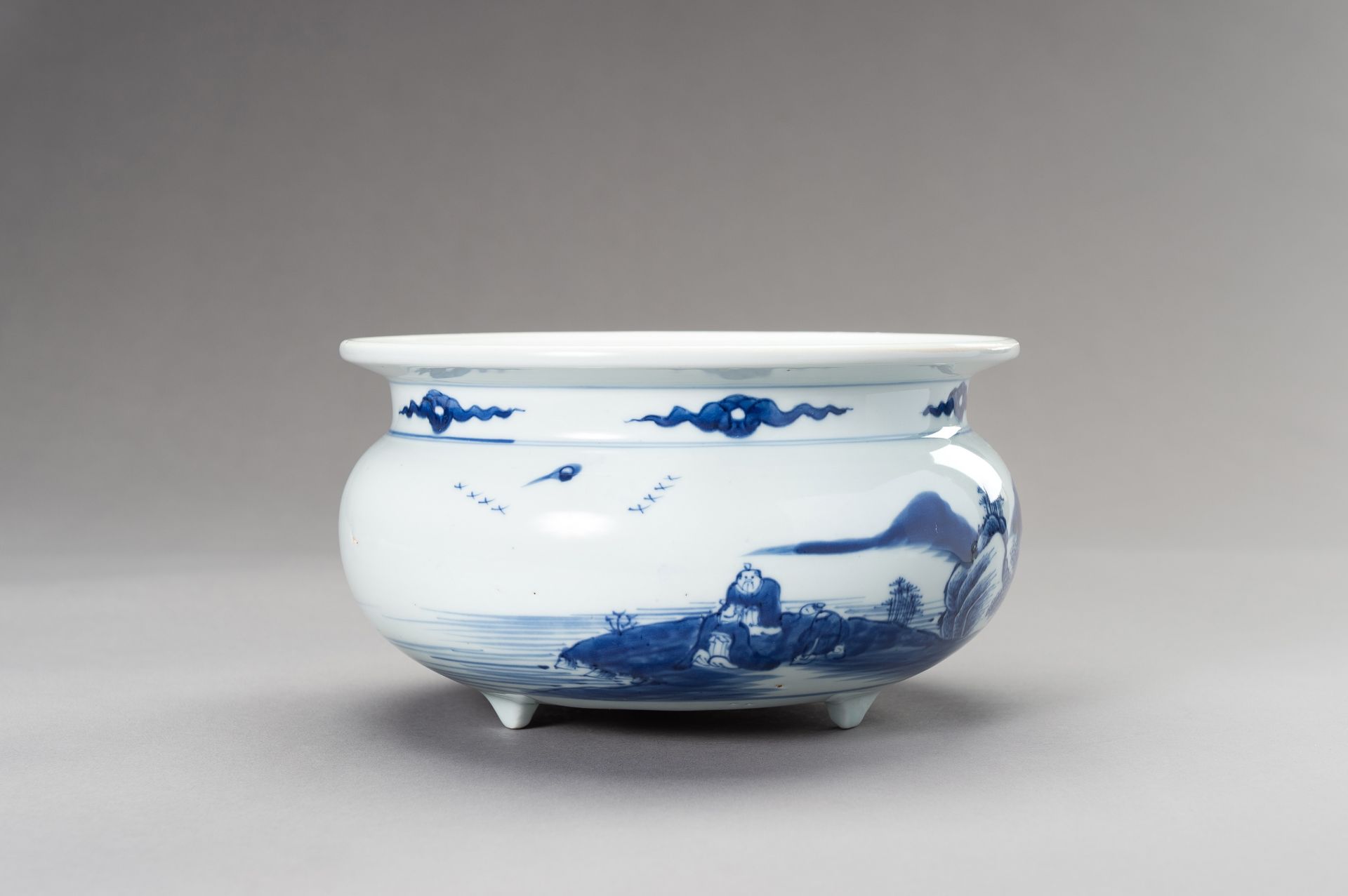 A LARGE BLUE AND WHITE TRIPOD CENSER, QING DYNASTY - Image 6 of 13