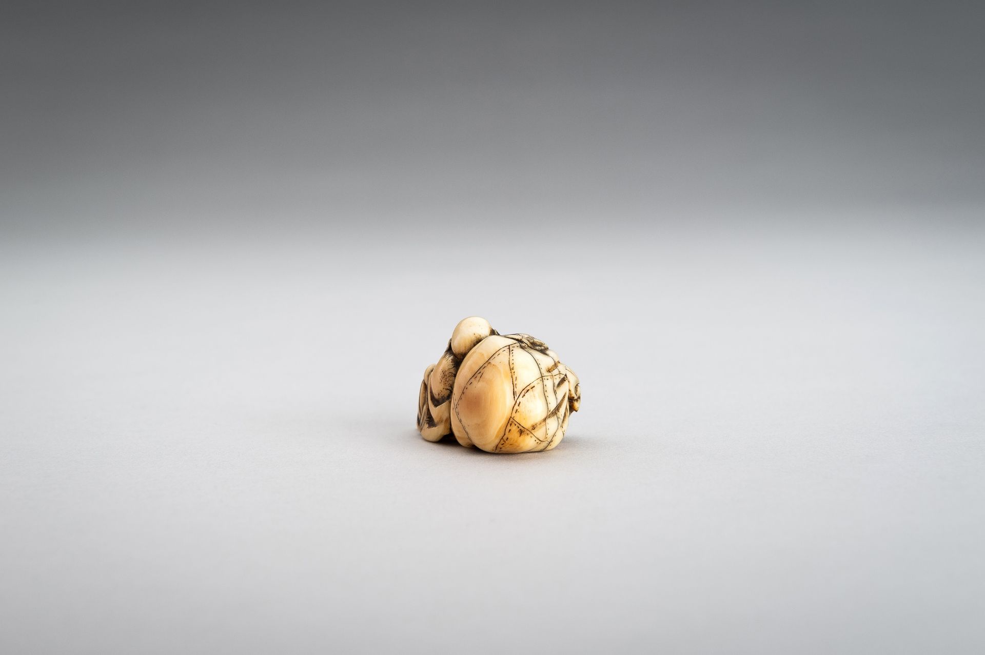 AN IVORY NETSUKE OF HOTEI WITH HIS TREASURE BAG - Bild 6 aus 10