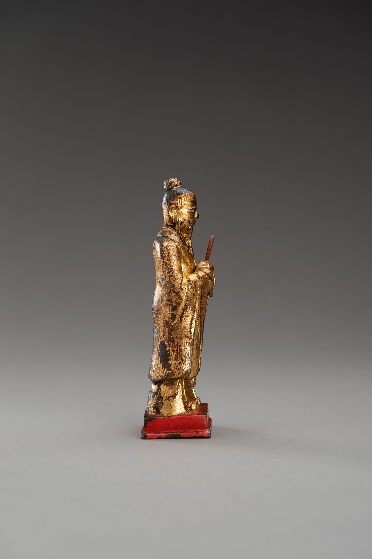 A GOLD LACQUERED BRONZE FIGURE OF AN OFFICIAL - Image 4 of 8