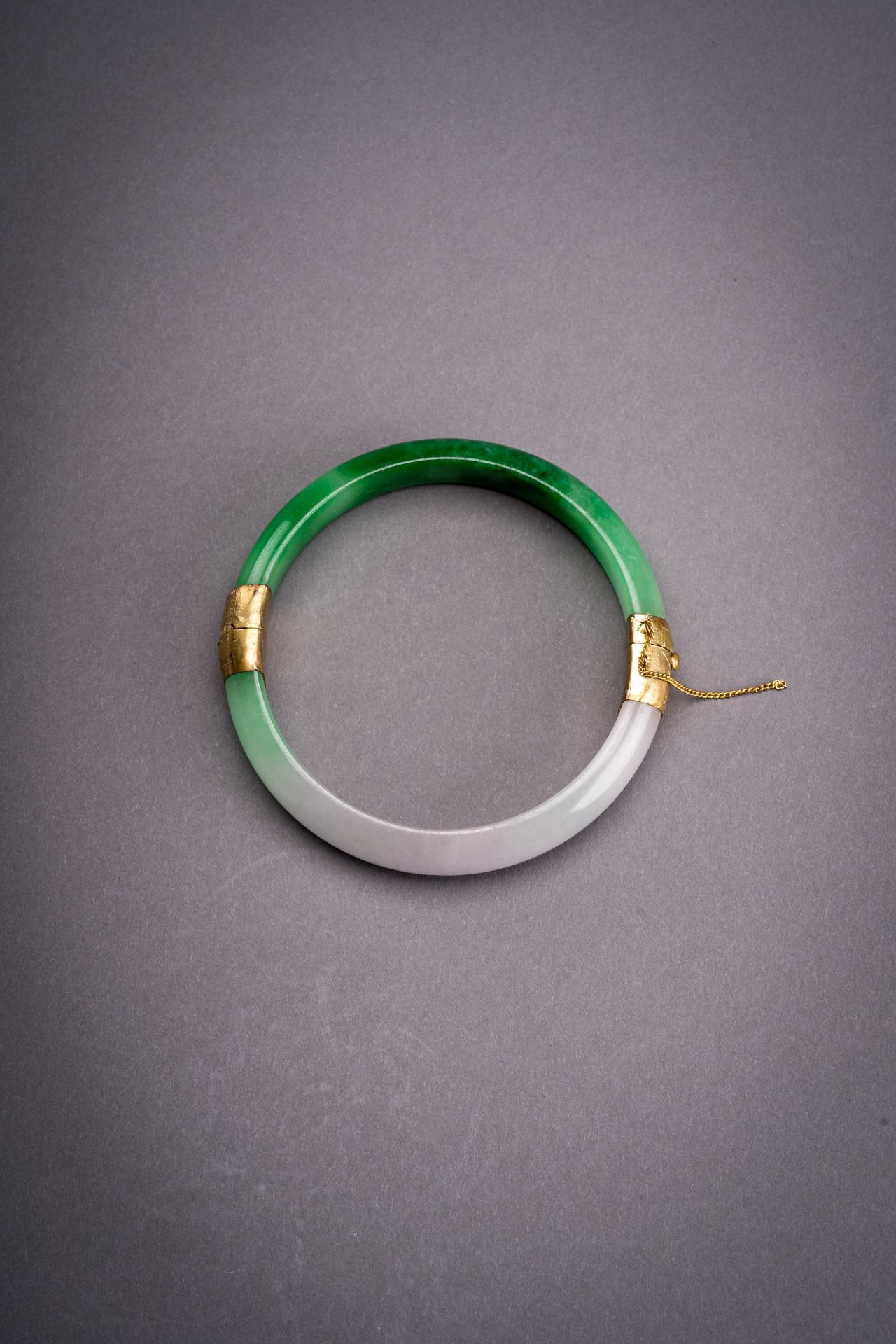 A PALE LAVENDER AND EMERALD GREEN JADEITE BANGLE - Image 5 of 7
