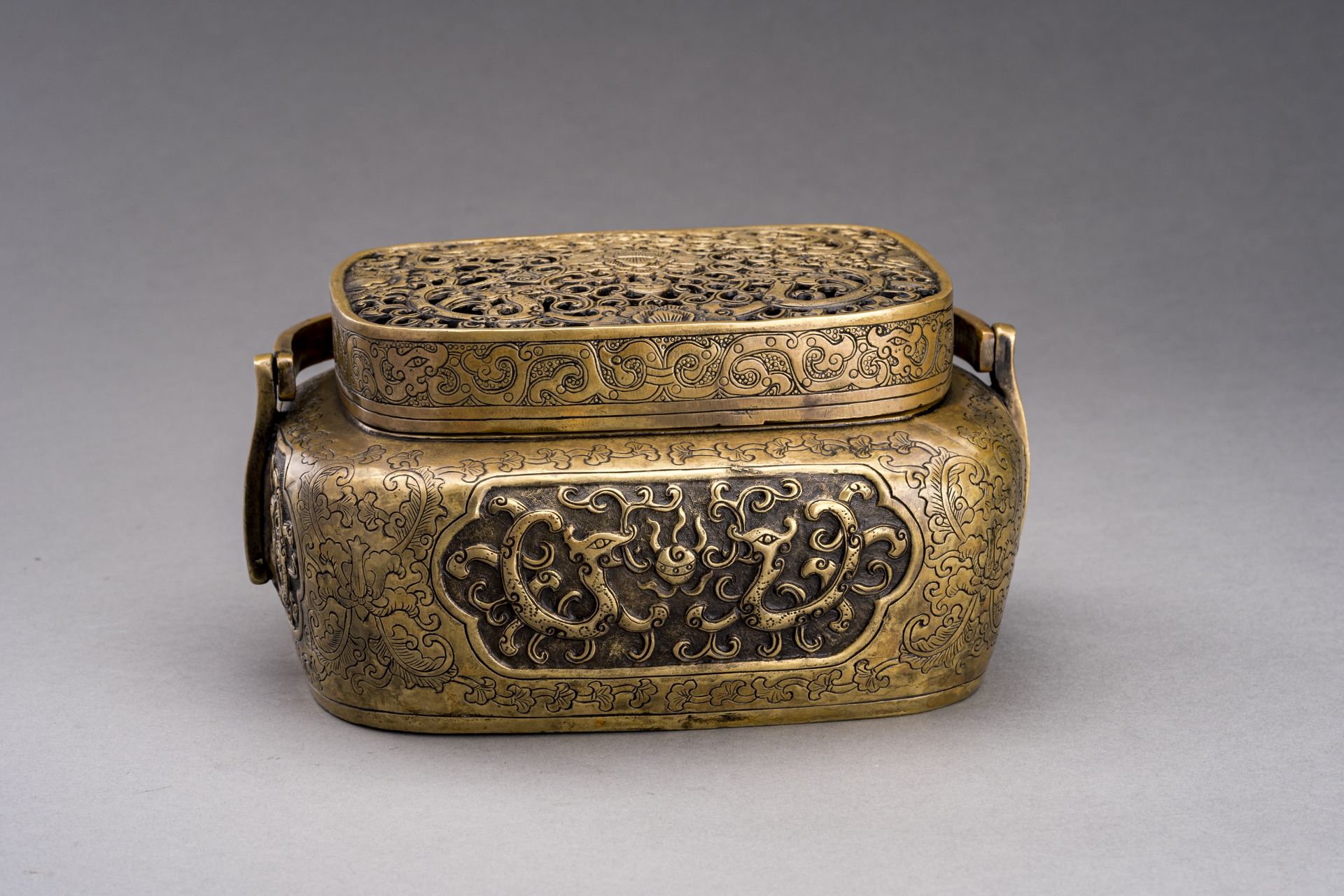 A BRONZE 'DRAGON' HANDWARMER WITH OPENWORK COVER, 1900s - Bild 2 aus 10