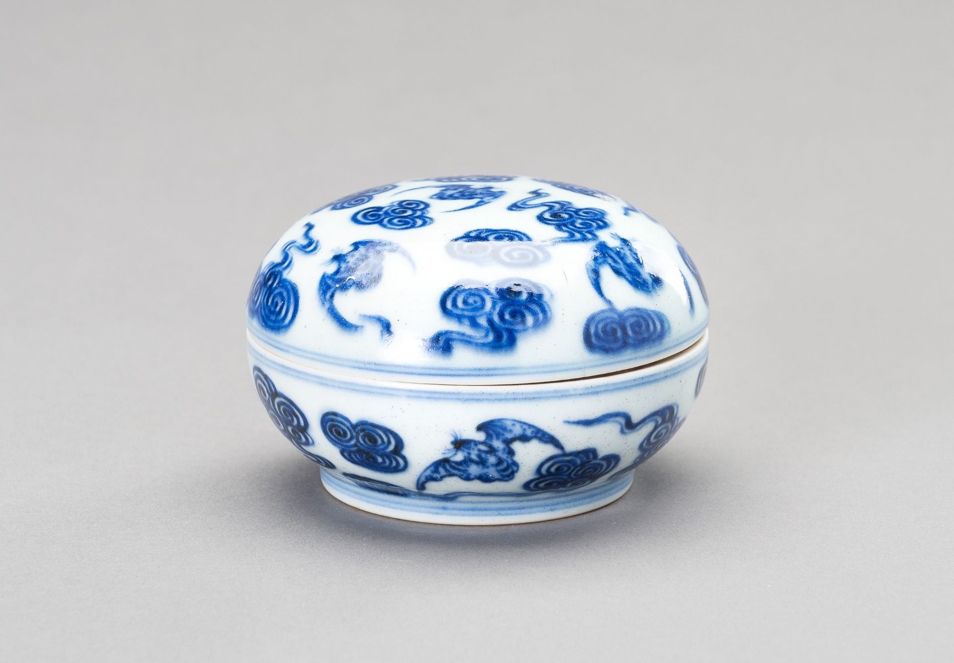 A SMALL BLUE AND WHITE PORCELAIN 'BATS' BOX AND COVER, LATE QING DYNASTY