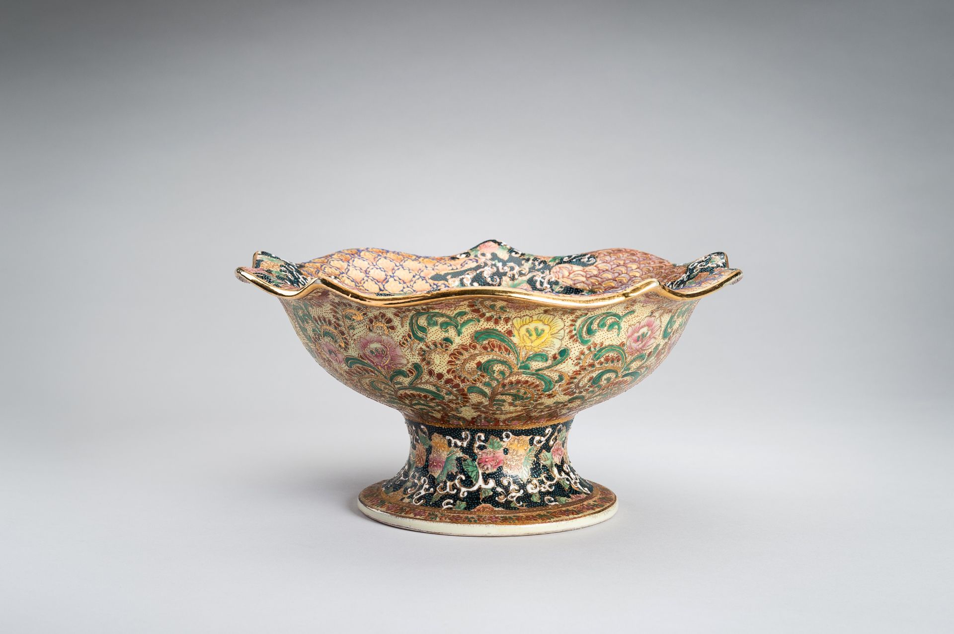 A LOBED SATSUMA PORCELAIN STEM BOWL - Image 4 of 16