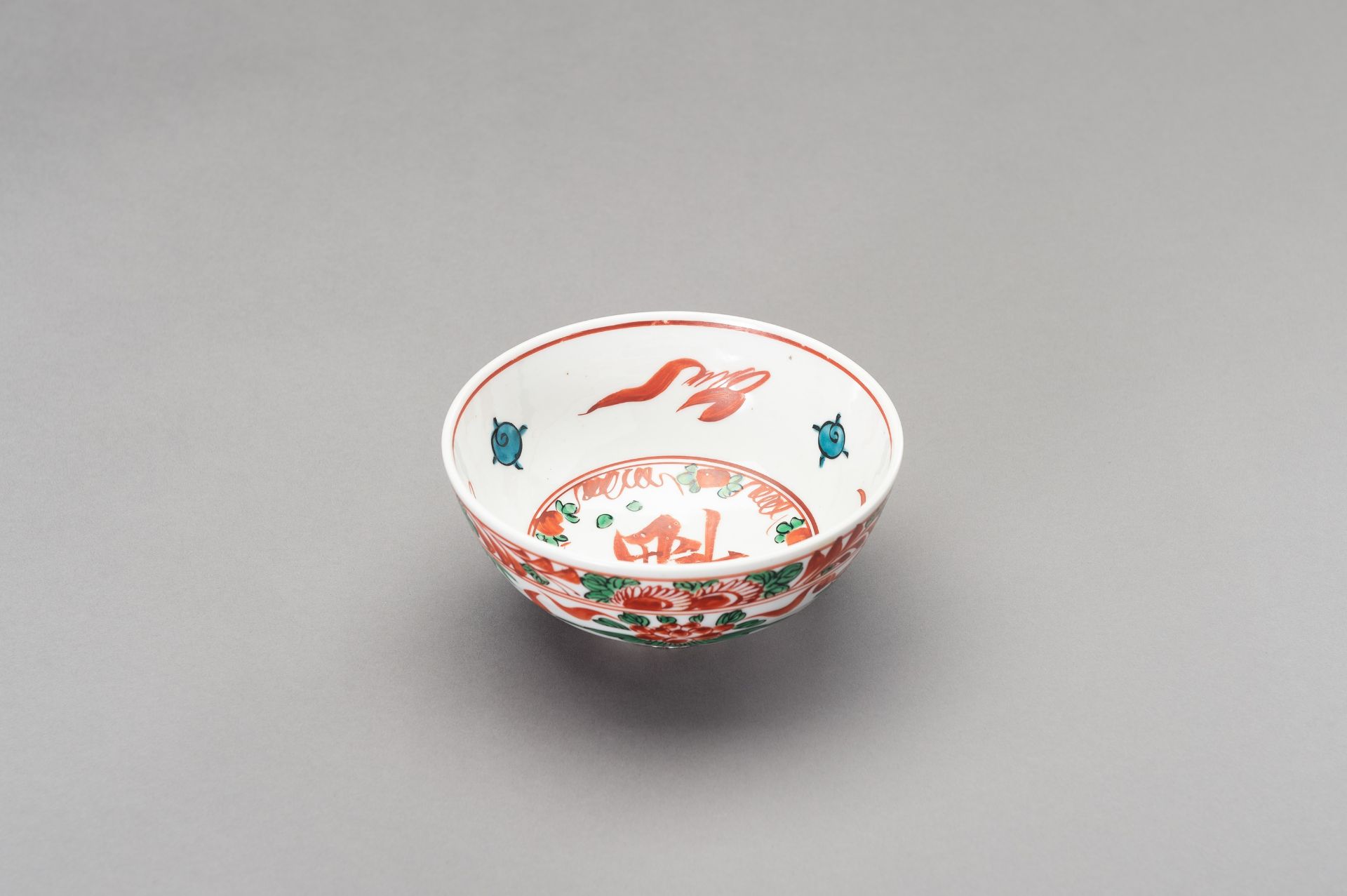 A MING-STYLE SWATOW BOWL, QING DYNASTY - Image 3 of 11