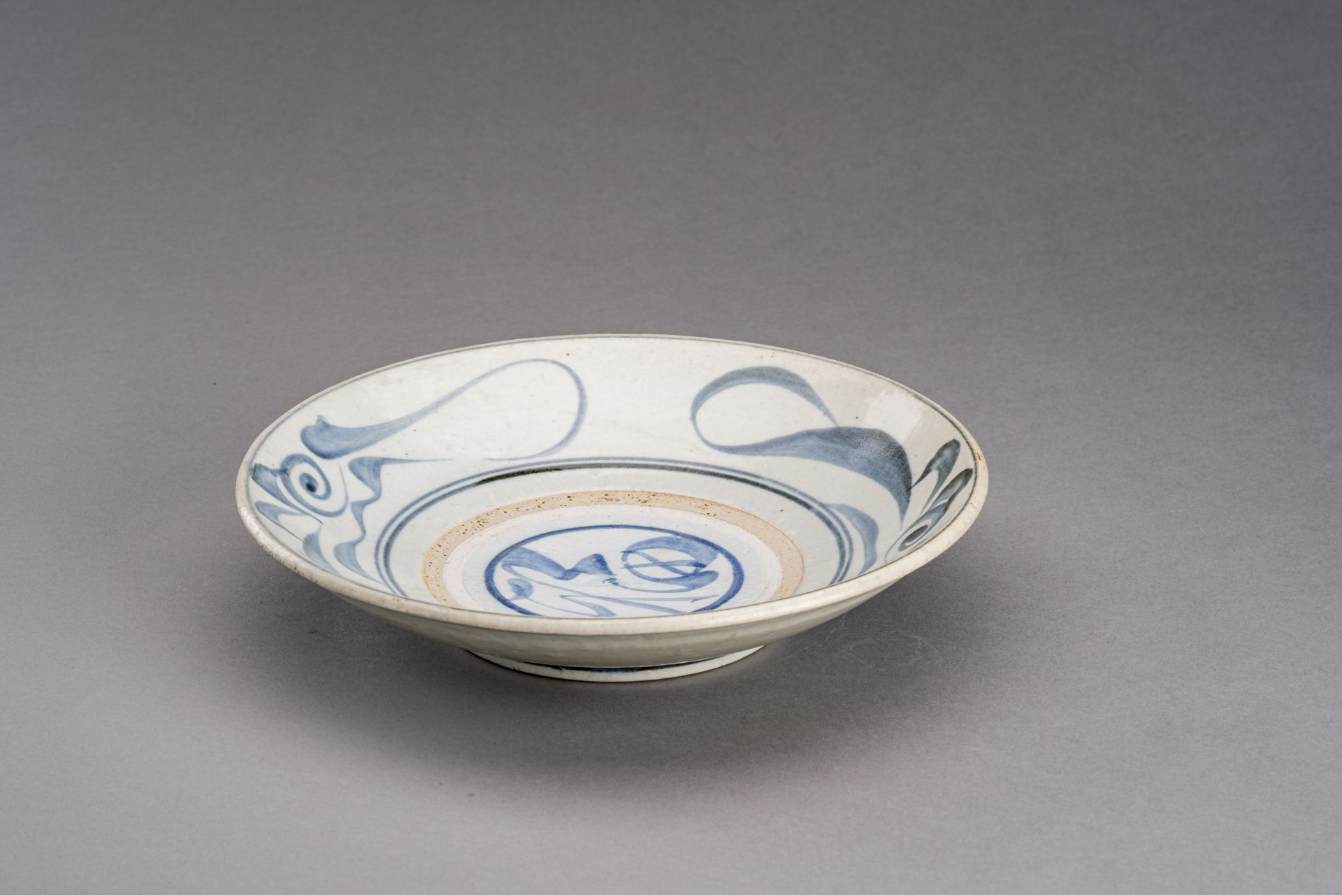 A BLUE AND WHITE PORCELAIN DISH, EARLY QING DYNASTY - Image 6 of 7