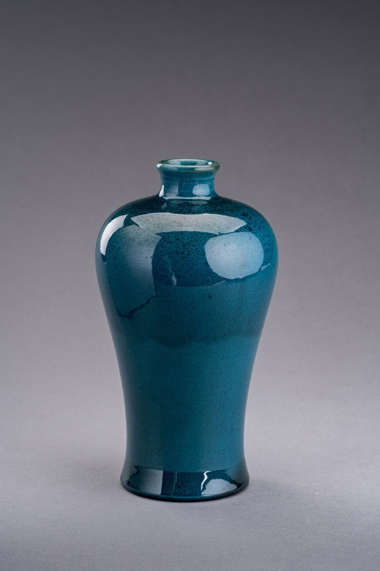 A TURQUOISE CRACKLE-GLAZED PORCELAIN VASE, MEIPING, c. 1920s - Bild 3 aus 6