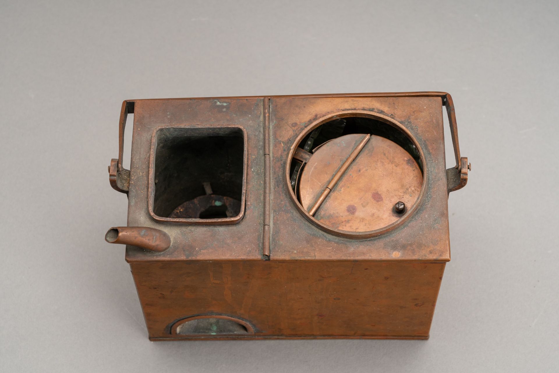 A WOODEN CHEST WITH DRAWERS AND A COPPER SAKE WARMER 'KANDOUKO', 19th CENTURY - Bild 15 aus 28