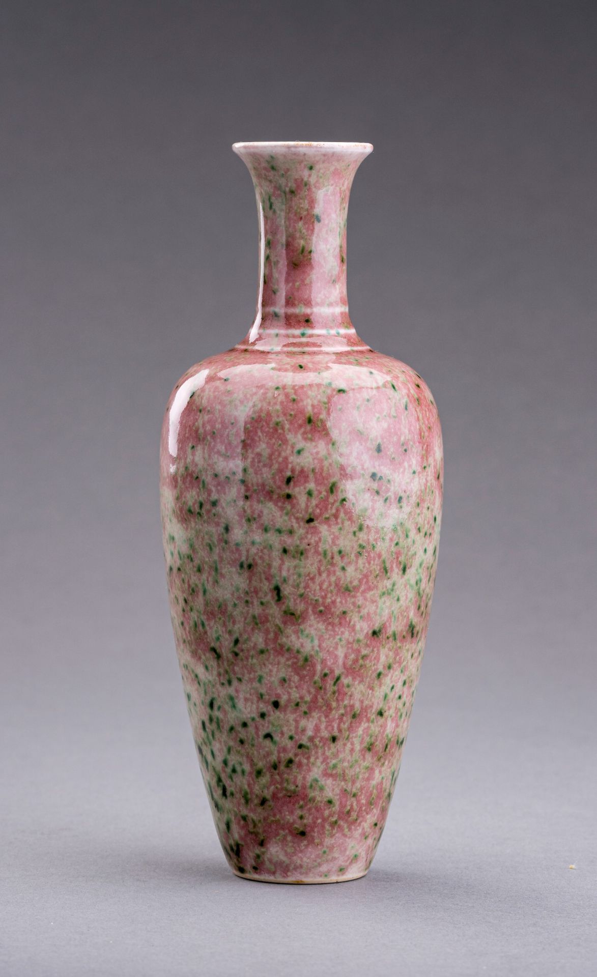 A SMALL PEACHBLOOM GLAZED PORCELAIN AMPHORA, c. 1920s