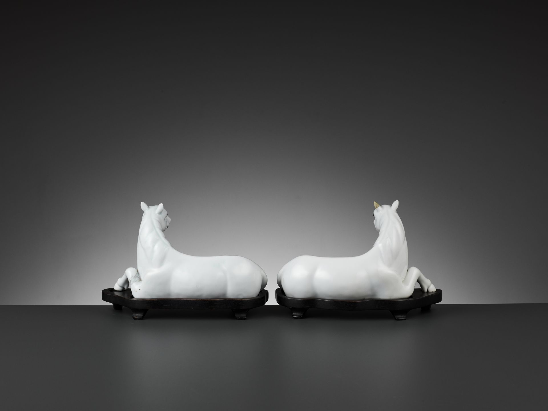 A PAIR OF WHITE-GLAZED FIGURES OF HORSES, QING DYNASTY - Bild 7 aus 10