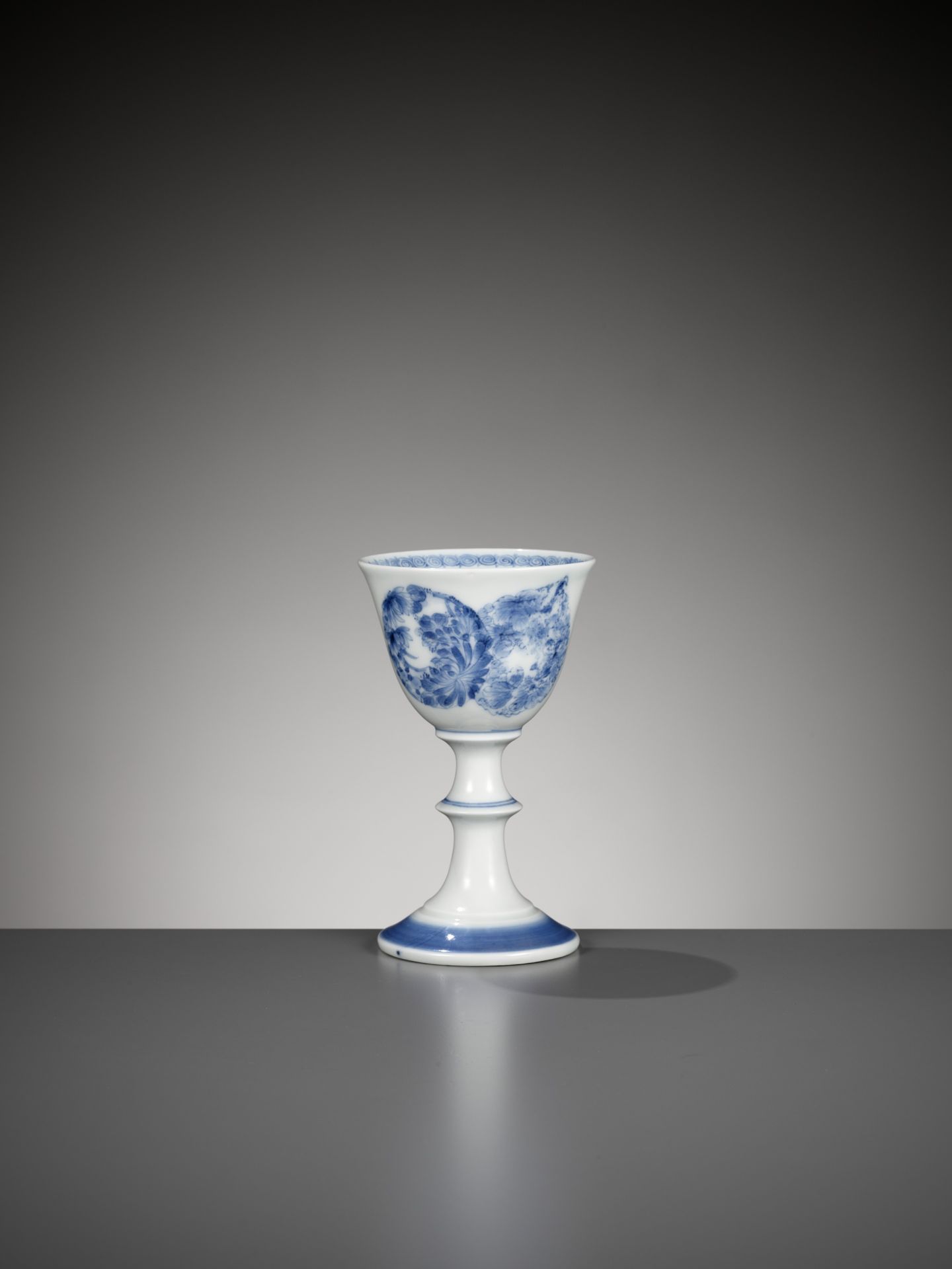 A HIRADO BLUE AND WHITE STEM CUP WITH FLORAL ROUNDELS - Bild 2 aus 6