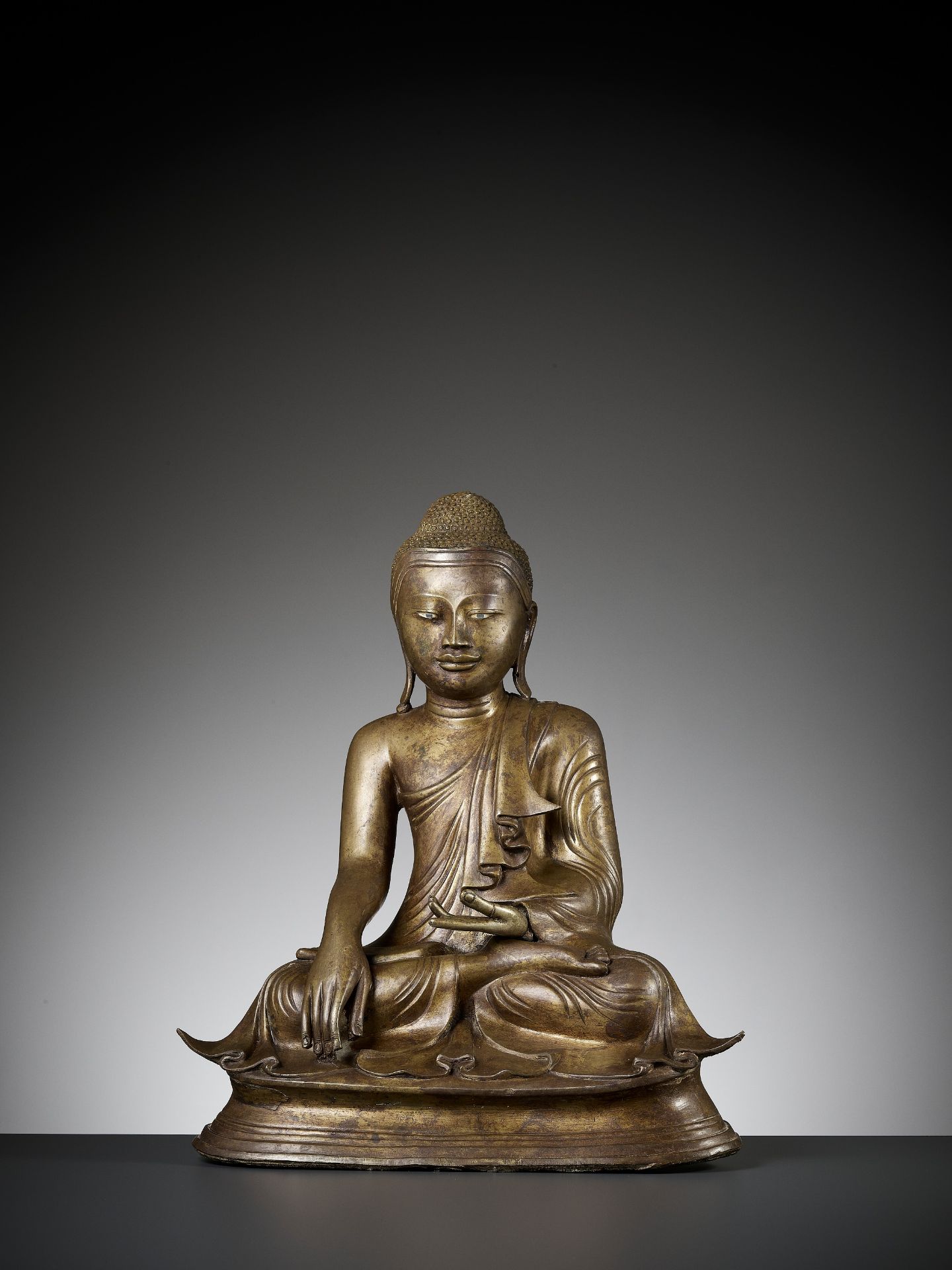 A LARGE BRONZE OF BUDDHA, SHAN STATE - Bild 5 aus 12