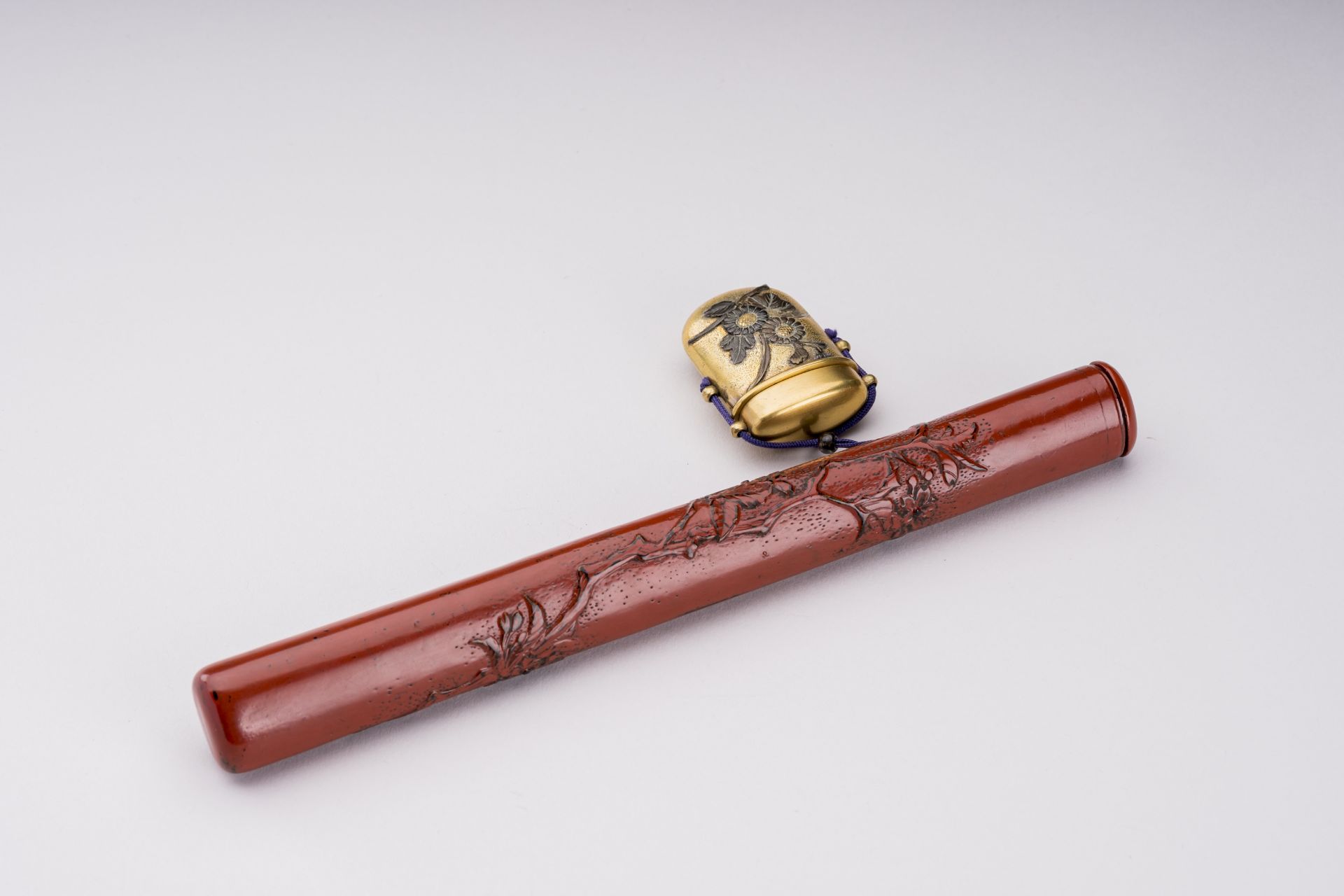 A CINNABAR LACQUERED WOOD AND BRASS YATATE, MEIJI - Bild 2 aus 8