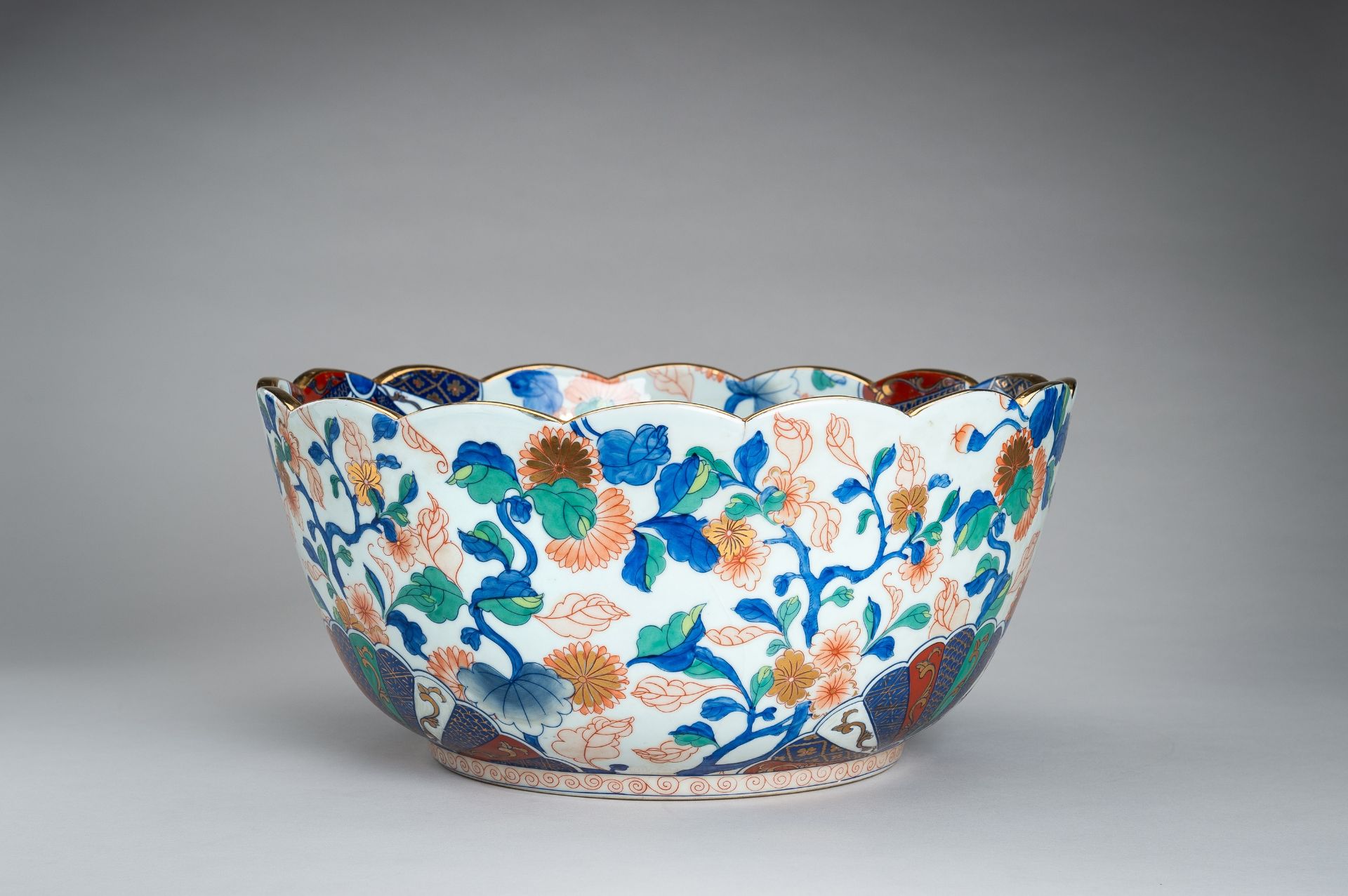 A MASSIVE IMARI PORCELAIN VESSEL, MEIJI PERIOD - Image 13 of 18