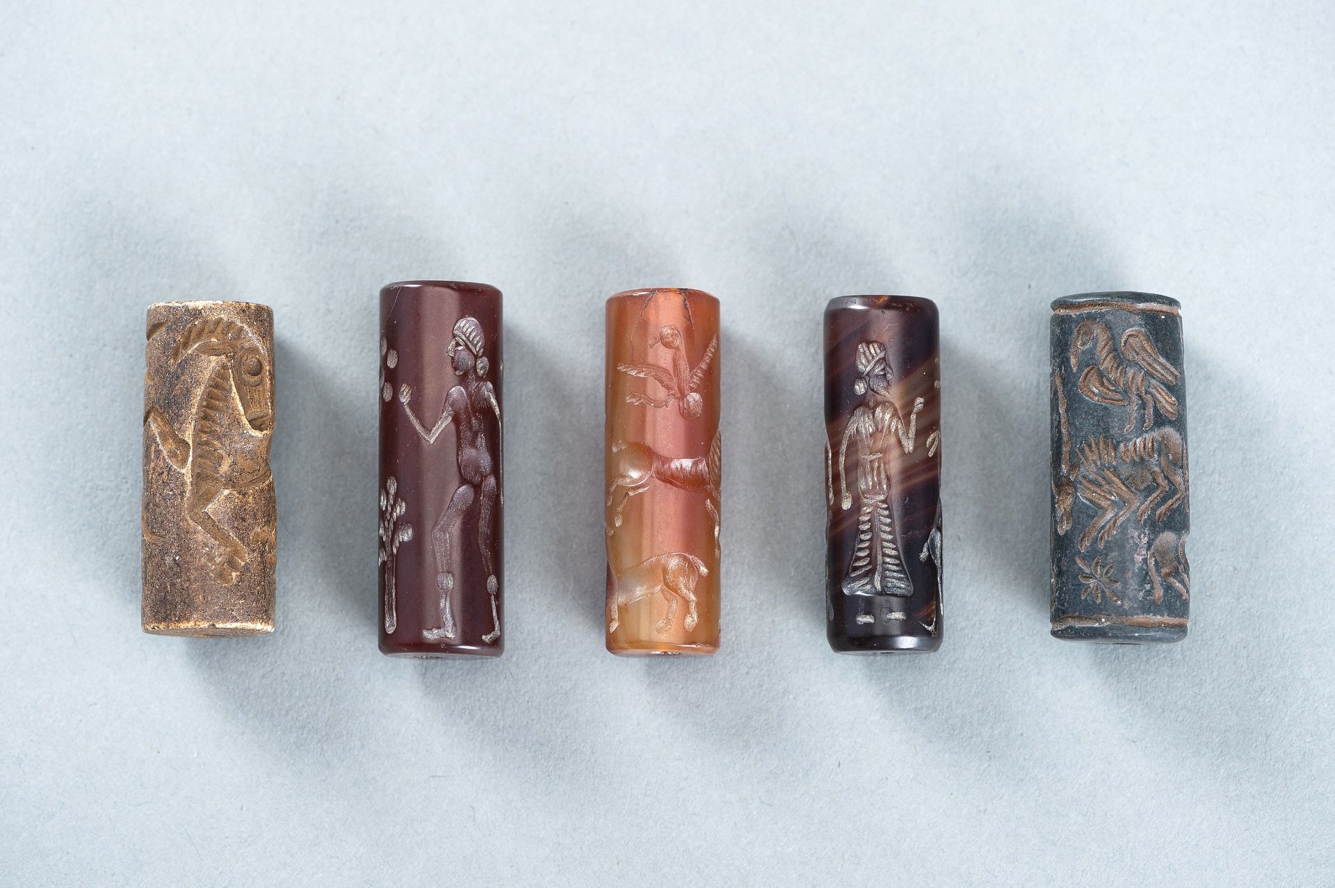 FIVE BACTRIAN STONE AND AGATE CYLINDER SEALS - Bild 2 aus 10