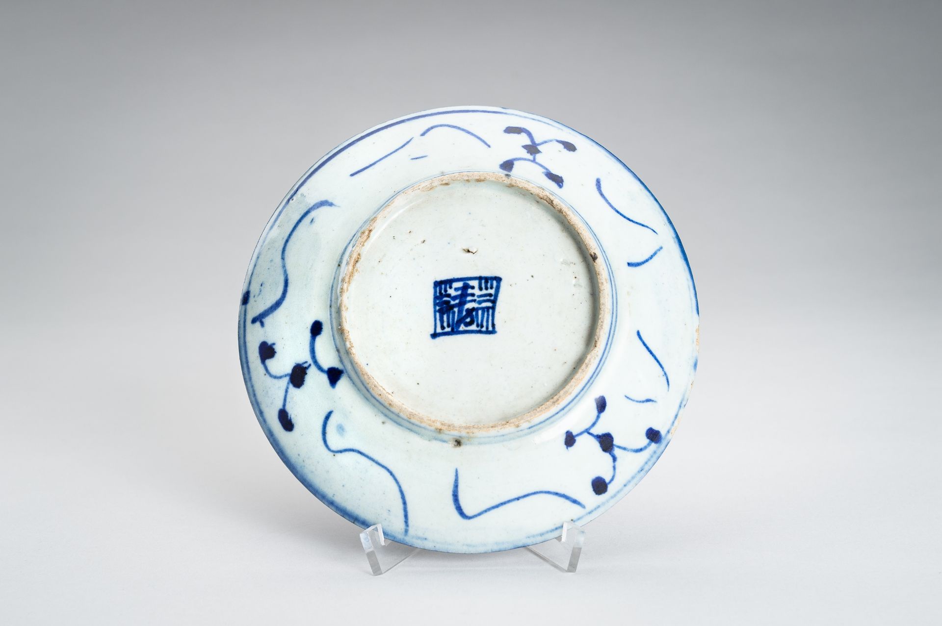 A LOT WITH THREE BLUE AND WHITE PORCELAIN DISHES, EDO - Image 10 of 17