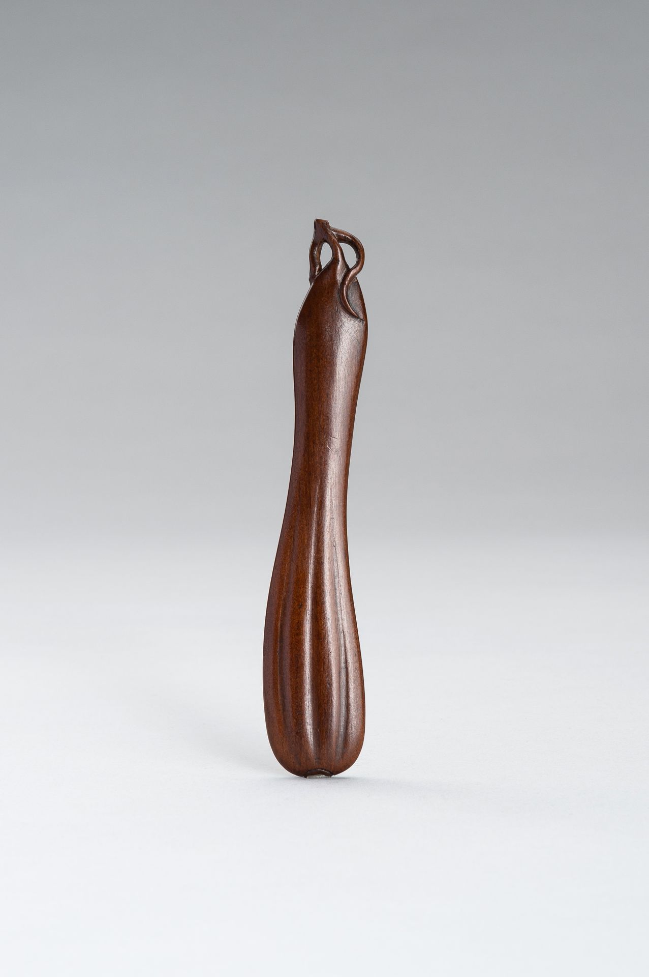 A LARGE AND ELEGANT WOOD NETSUKE OF A GOURD - Image 3 of 9