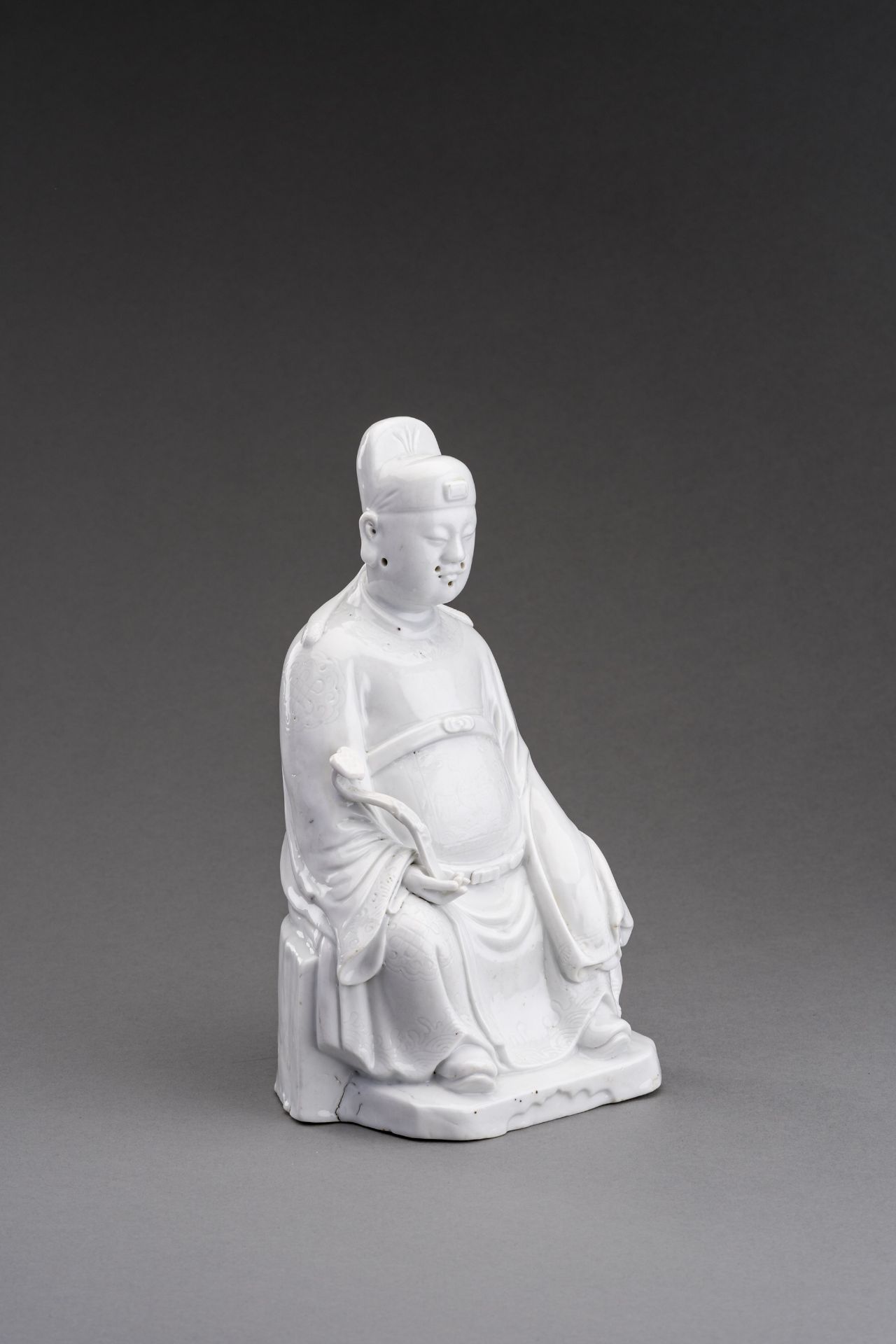 A DEHUA FIGURE OF A CIVIL OFFICIAL, QING DYNASTY - Bild 5 aus 7