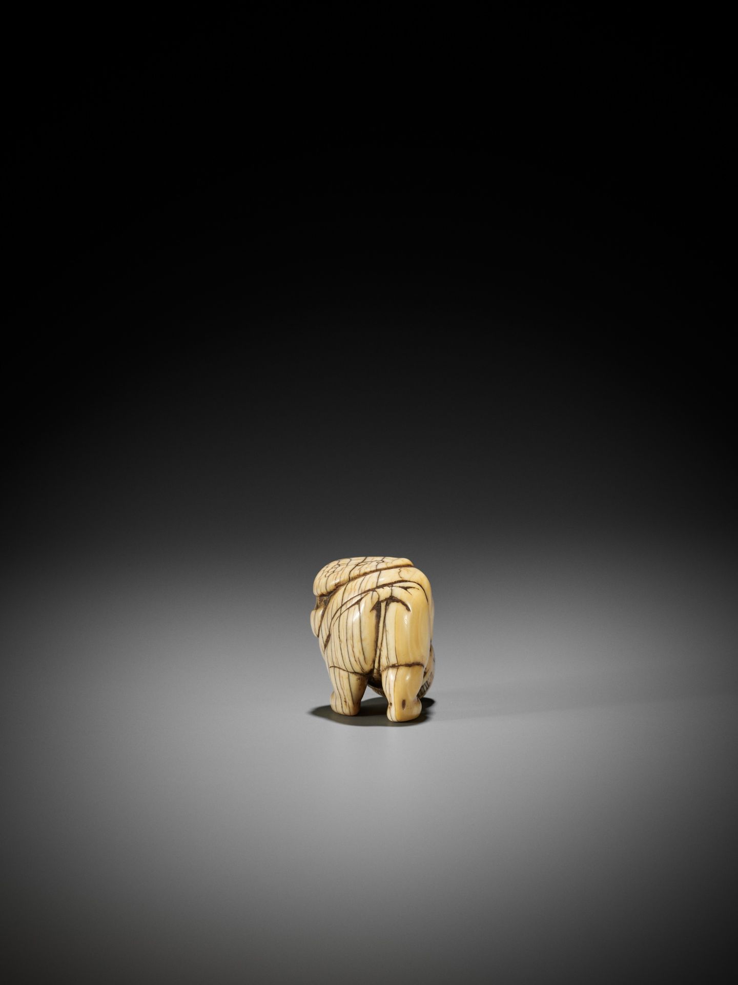 AN IVORY SHUNGA NETSUKE OF DAIKOKU WITH RICE BALE - Image 6 of 12