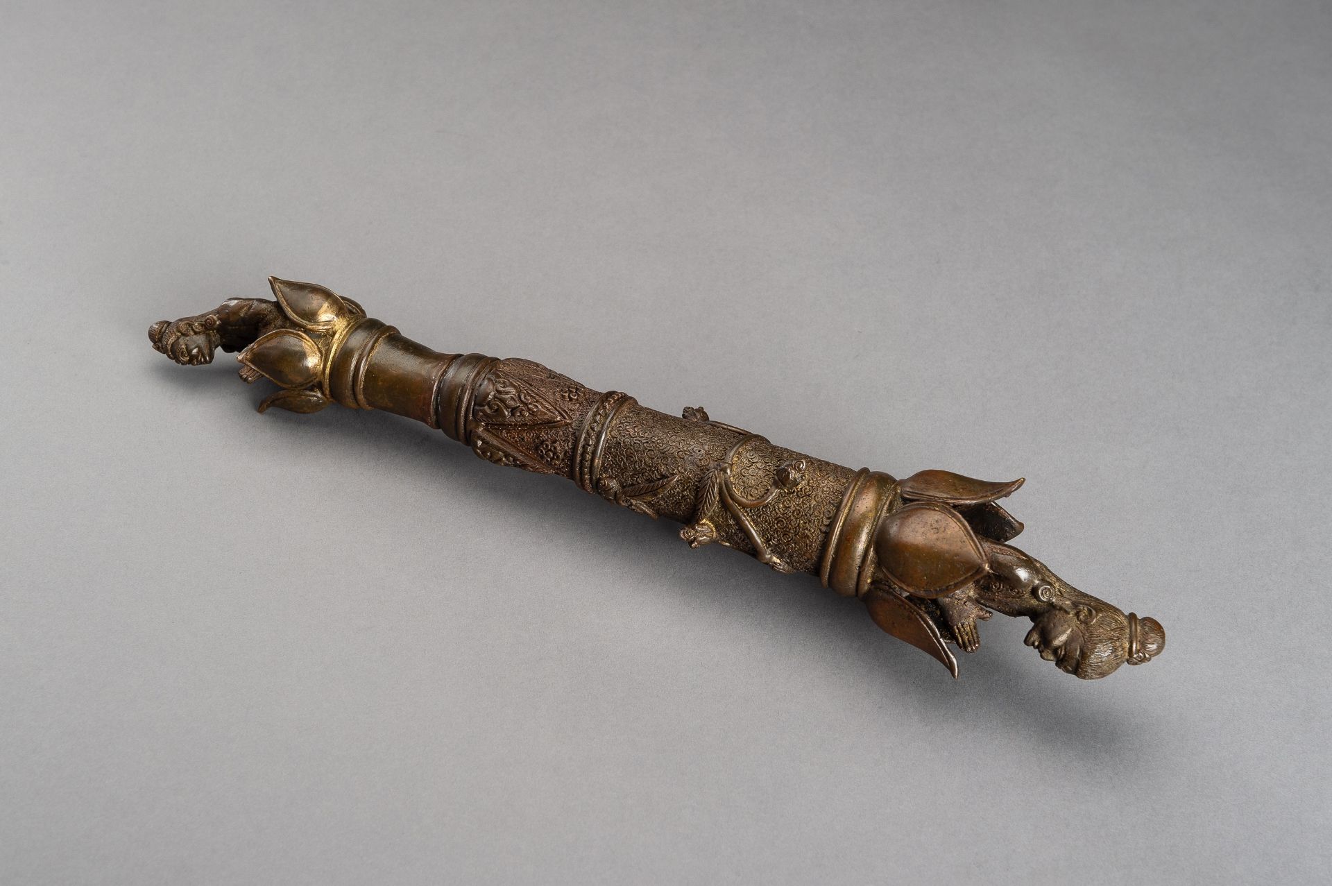 A LARGE AND UNUSUAL BRONZE CEREMONIAL SCEPTER - Image 9 of 11