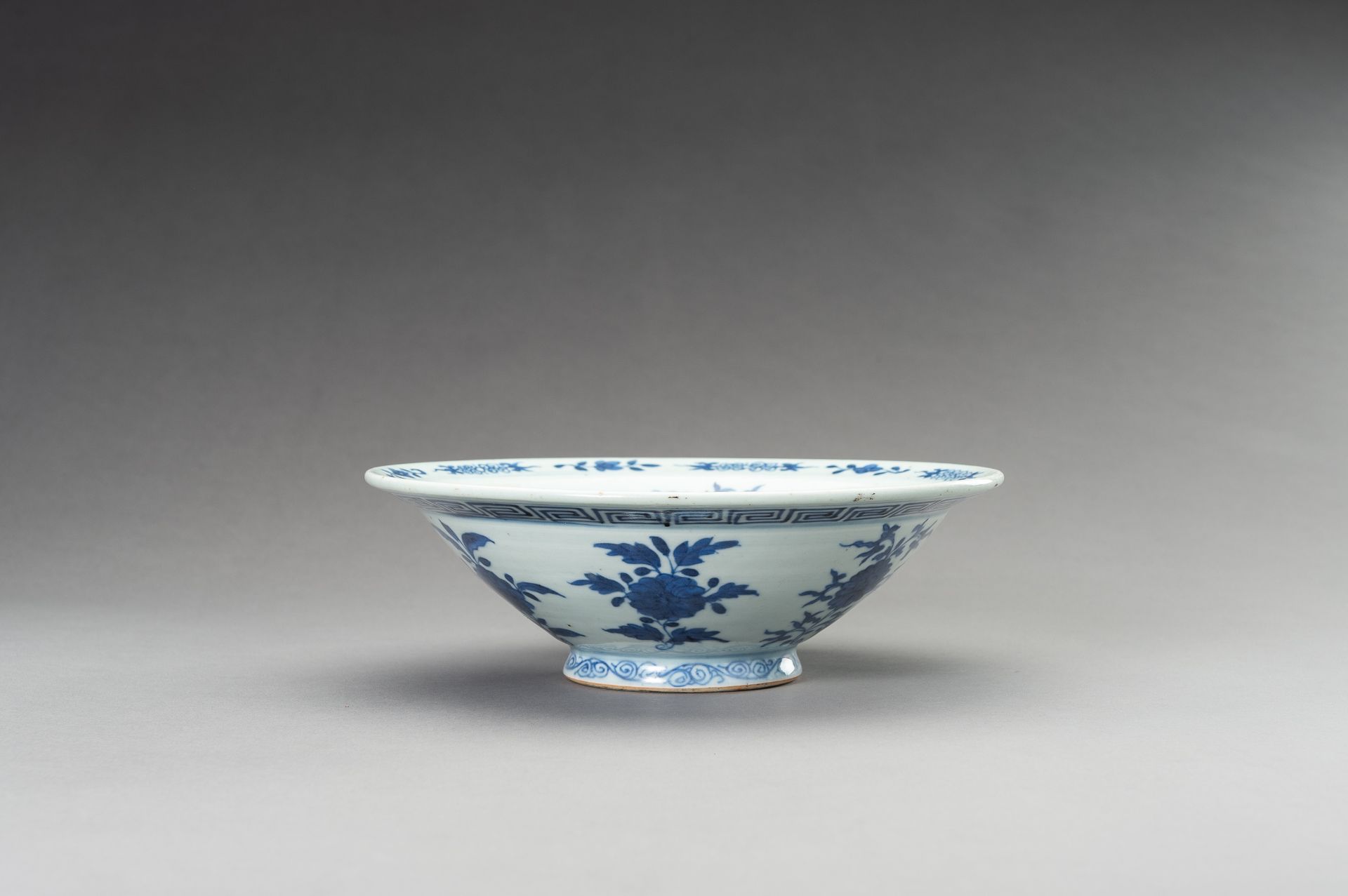 A BLUE AND WHITE PORCELAIN BOWL, 1900s - Image 6 of 9