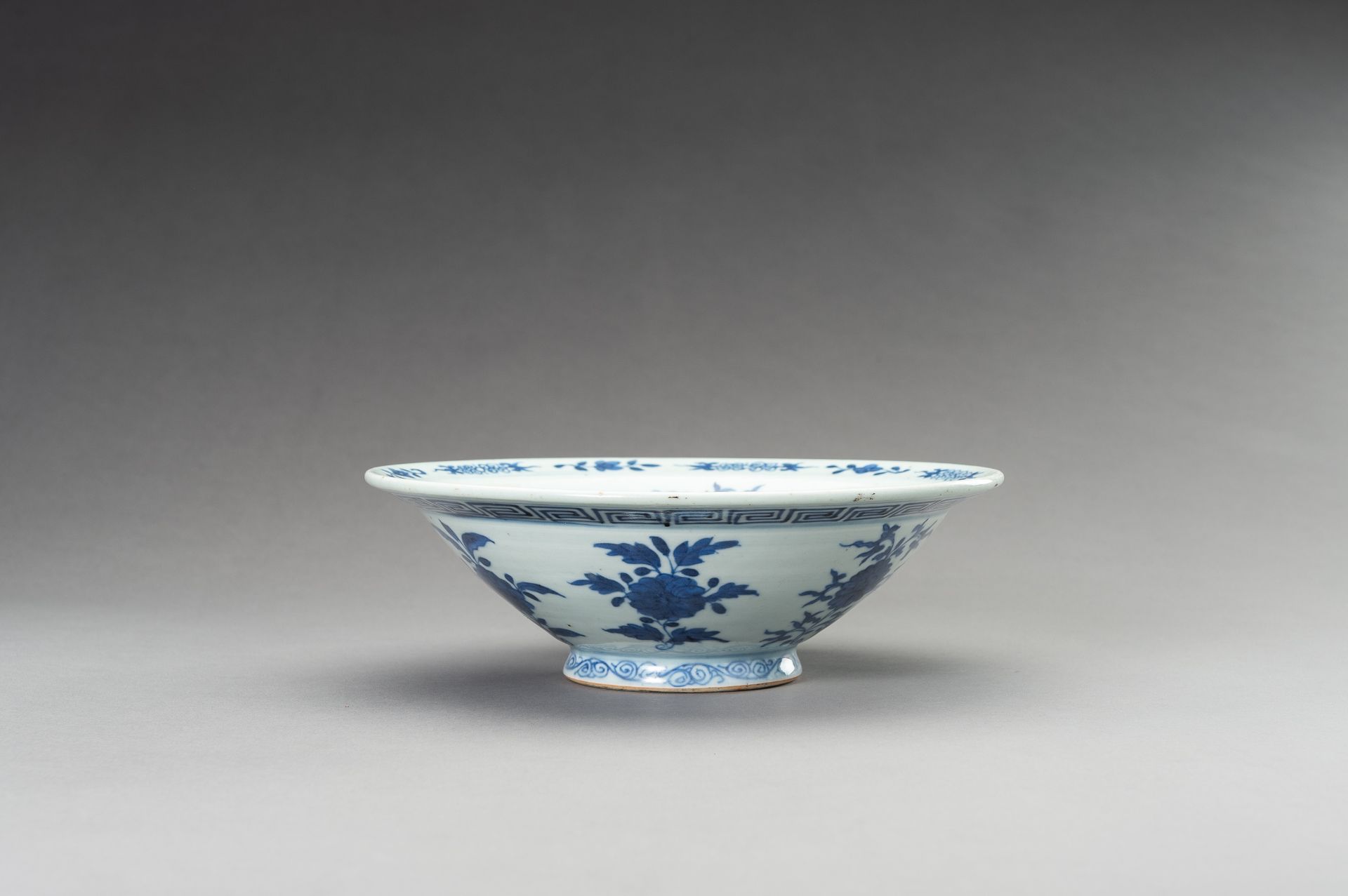 A BLUE AND WHITE PORCELAIN BOWL, 1900s - Bild 6 aus 9