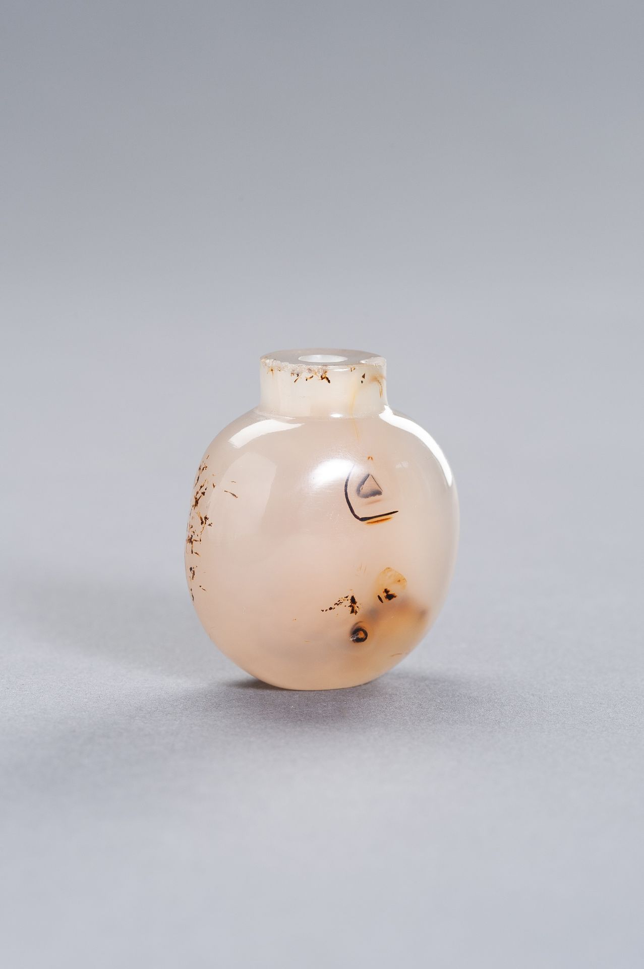 A SHADOW AGATE SNUFF BOTTLE, QING DYNASTY - Image 6 of 8