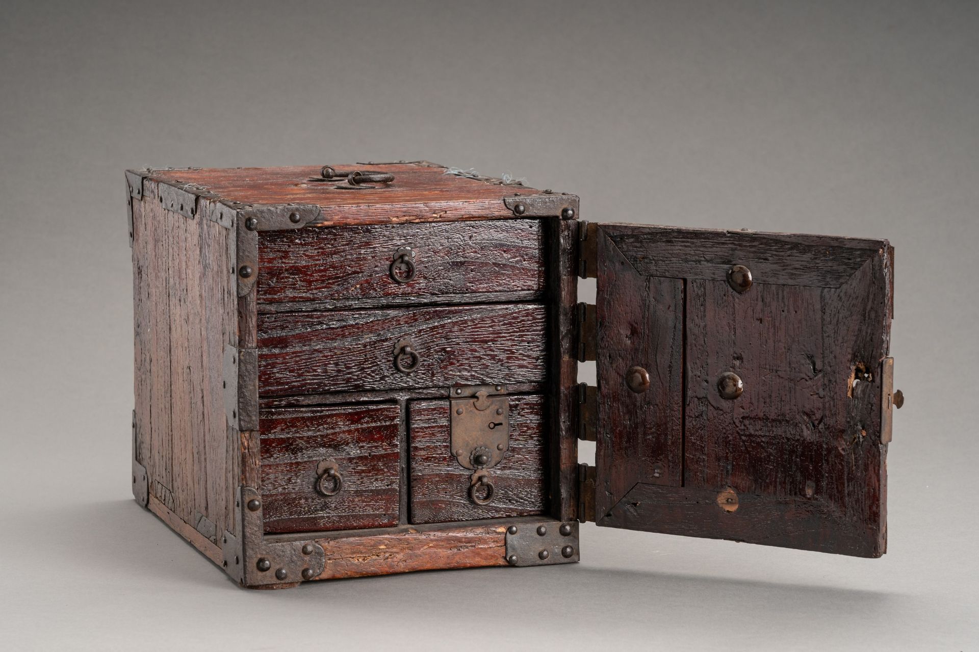 A WOODEN CHEST WITH DRAWERS AND A COPPER SAKE WARMER 'KANDOUKO', 19th CENTURY - Bild 5 aus 28