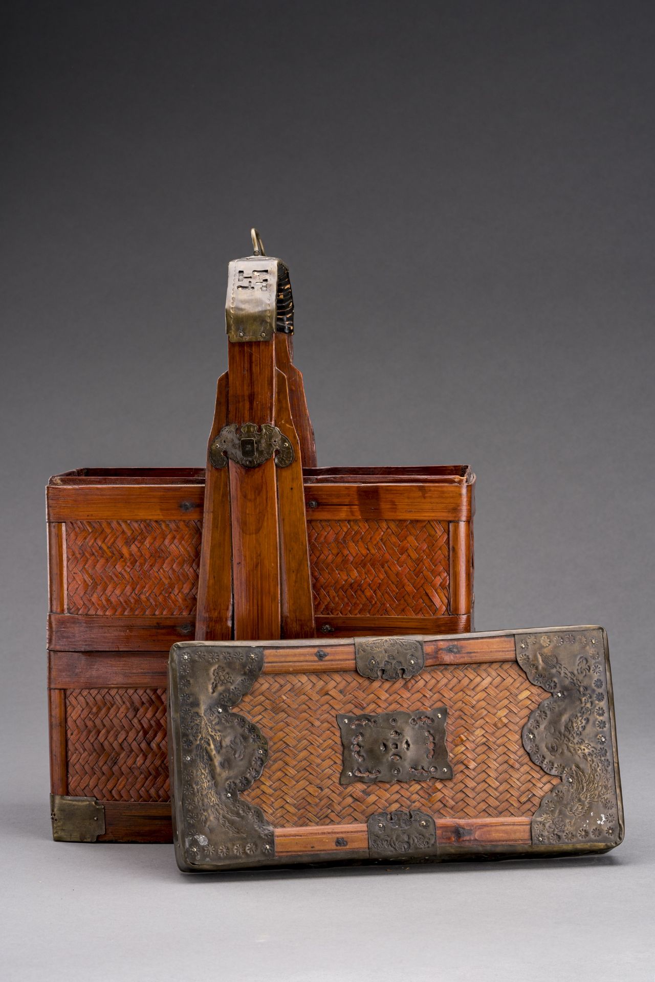 A BAMBOO PICNIC BASKET, QING DYNASTY - Image 6 of 6