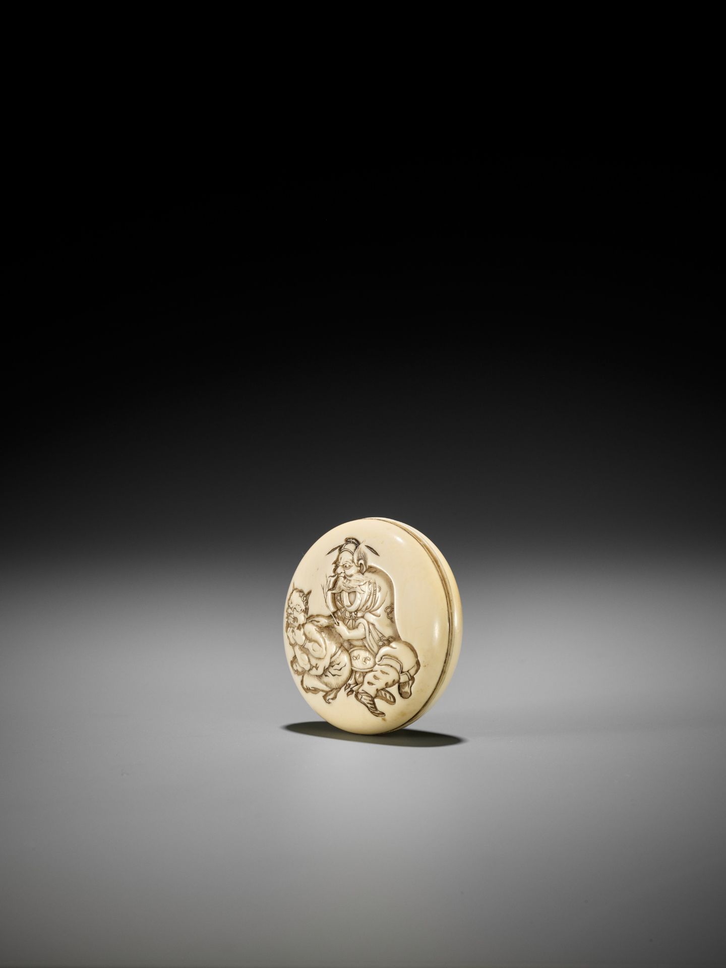 KOJU: AN AMUSING IVORY MANJU NETSUKE OF SHOKI AND ONI - Bild 5 aus 8