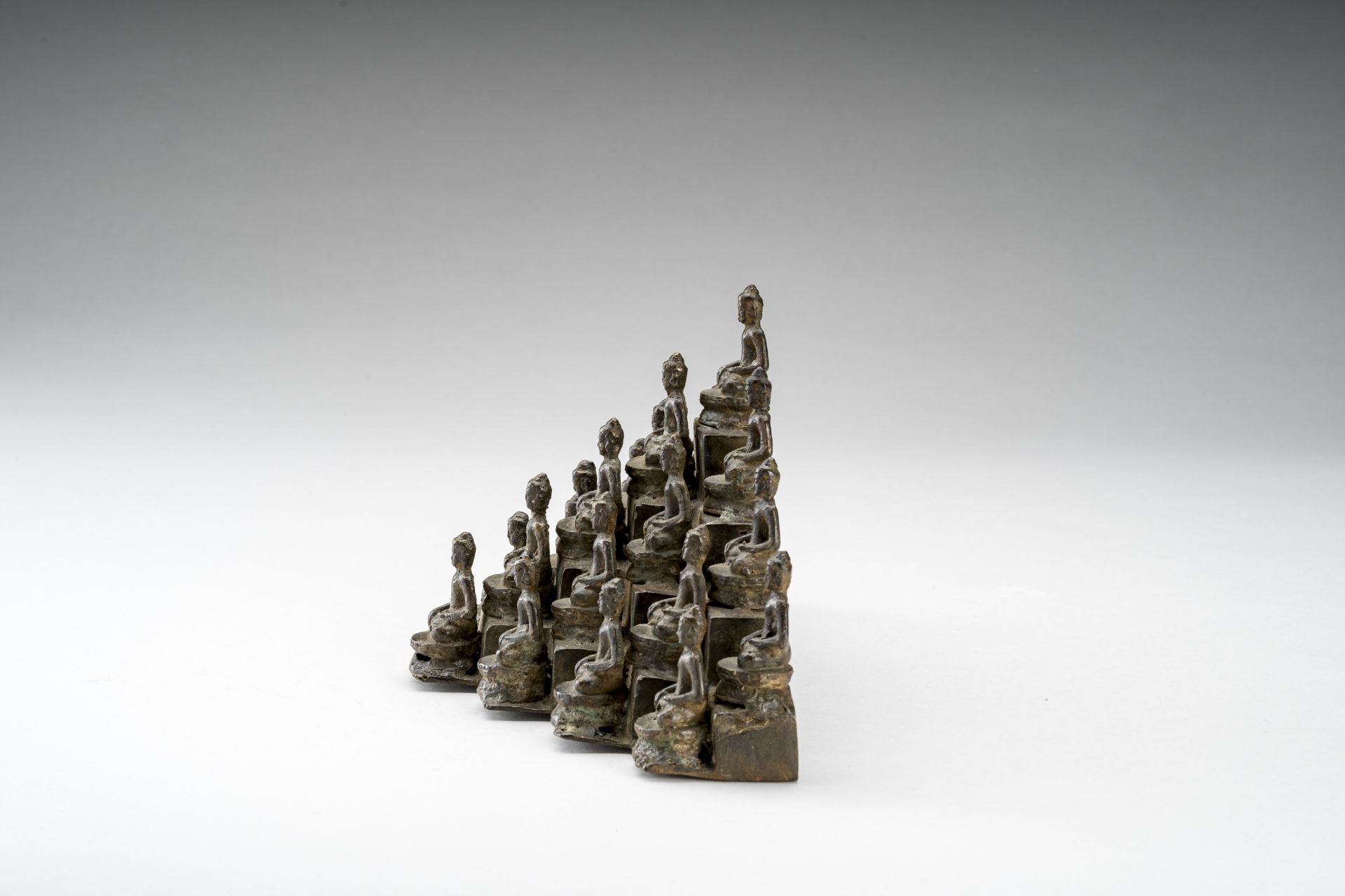 A JAVANESE SCULPTURAL BRONZE GROUP DEPICTING 23 SEATED BUDDHA - Image 7 of 8