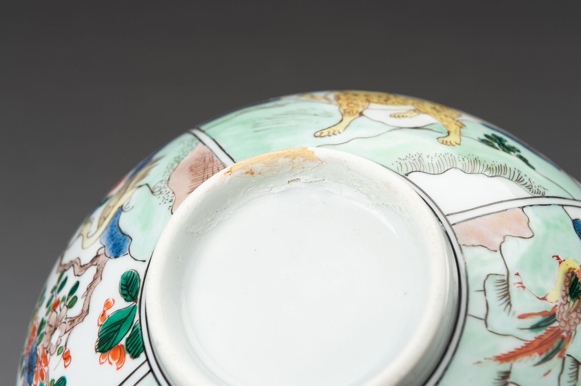 A SAMSON-STYLE COMPANY CHINOISERIE 'MYTHICAL CREATURES' PORCELAIN BOWL - Image 15 of 16