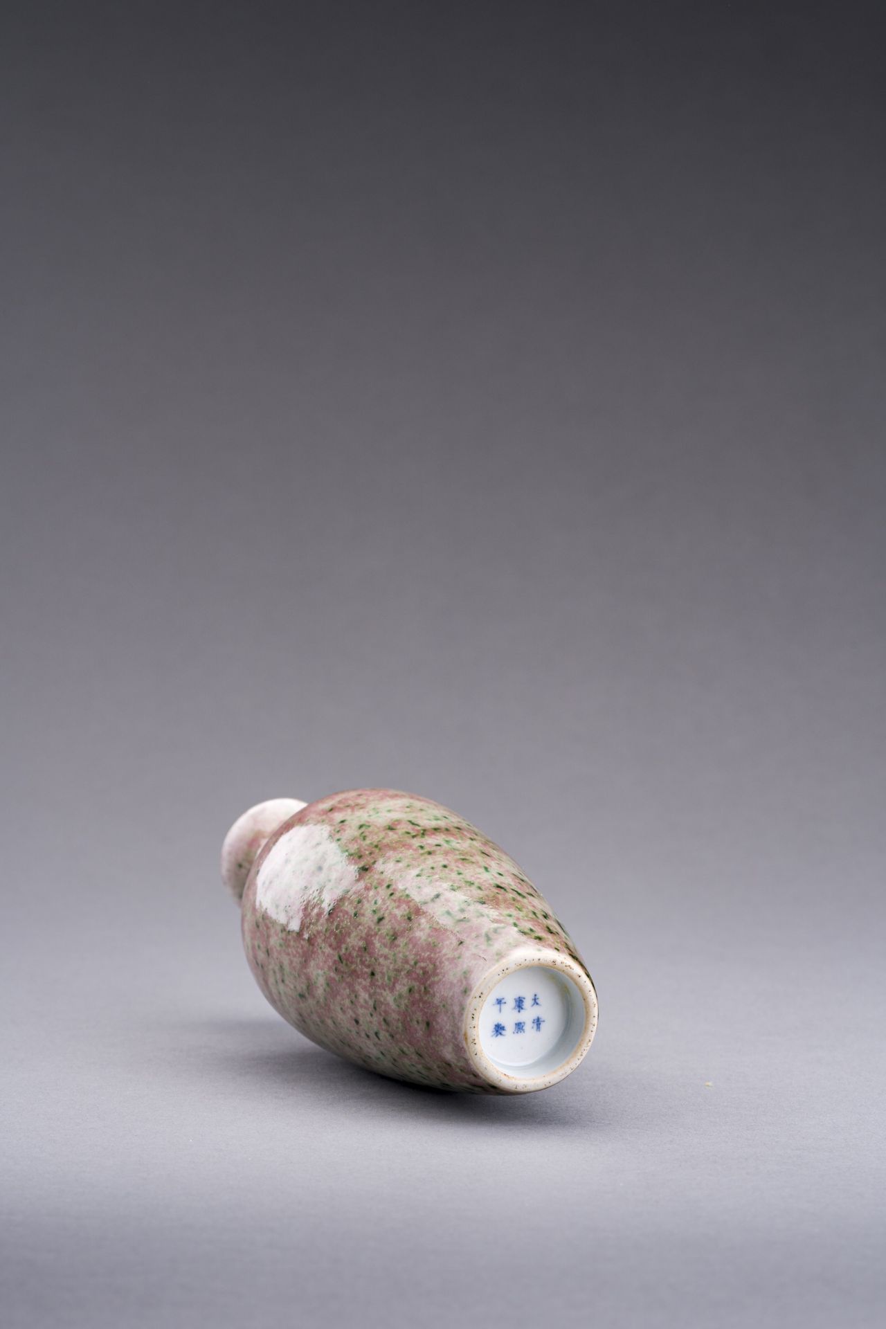 A SMALL PEACHBLOOM GLAZED PORCELAIN AMPHORA, c. 1920s - Image 6 of 6