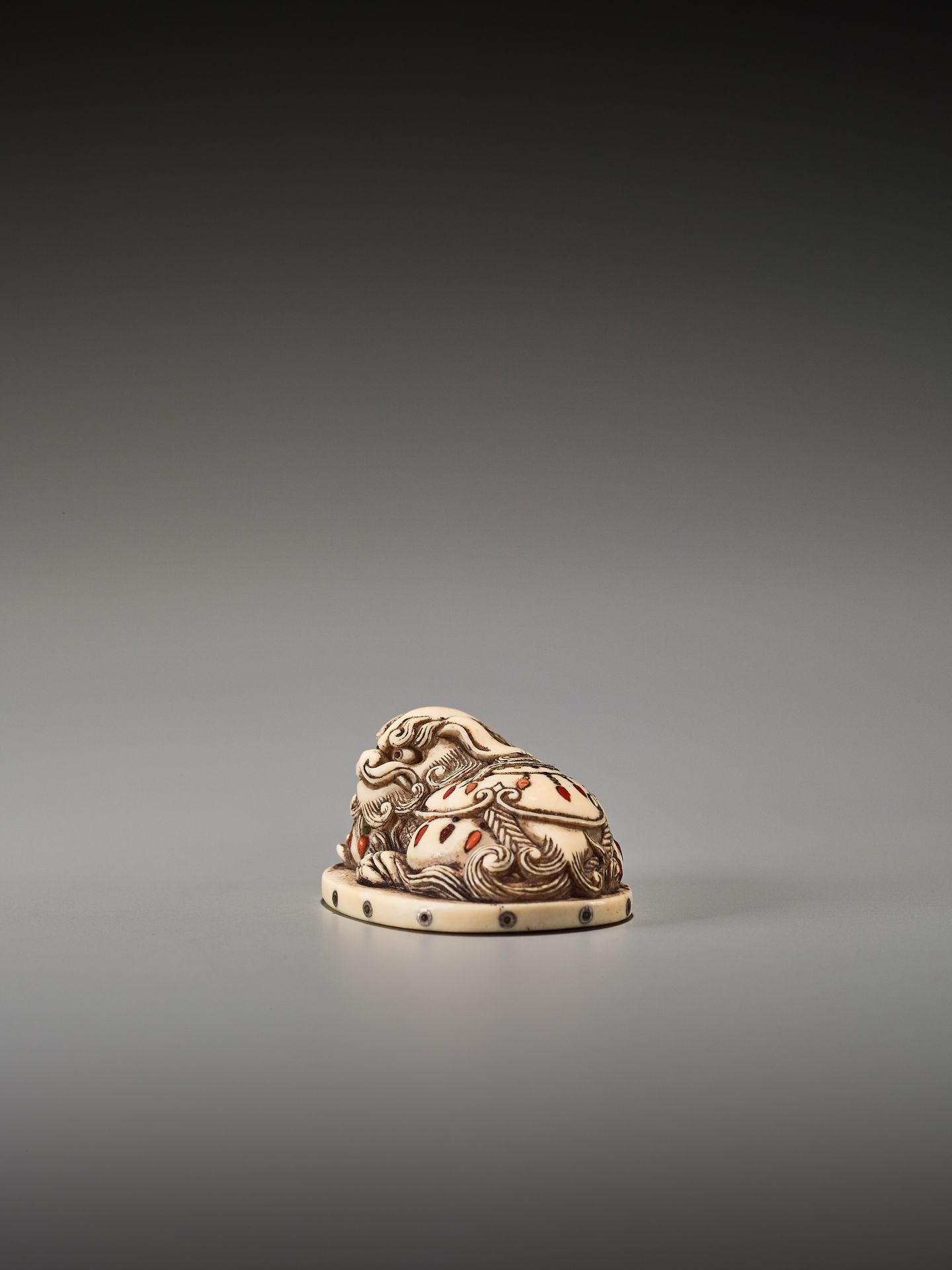 AN INLAID IVORY NETSUKE OF A RECUMBENT SHIBAYAMA SHISHI - Bild 6 aus 8