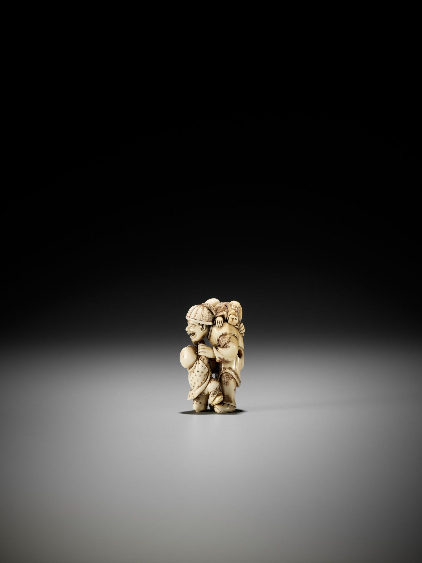 HIDEMASA: AN IVORY NETSUKE OF A DUTCHMAN WITH CHILDREN - Image 7 of 10